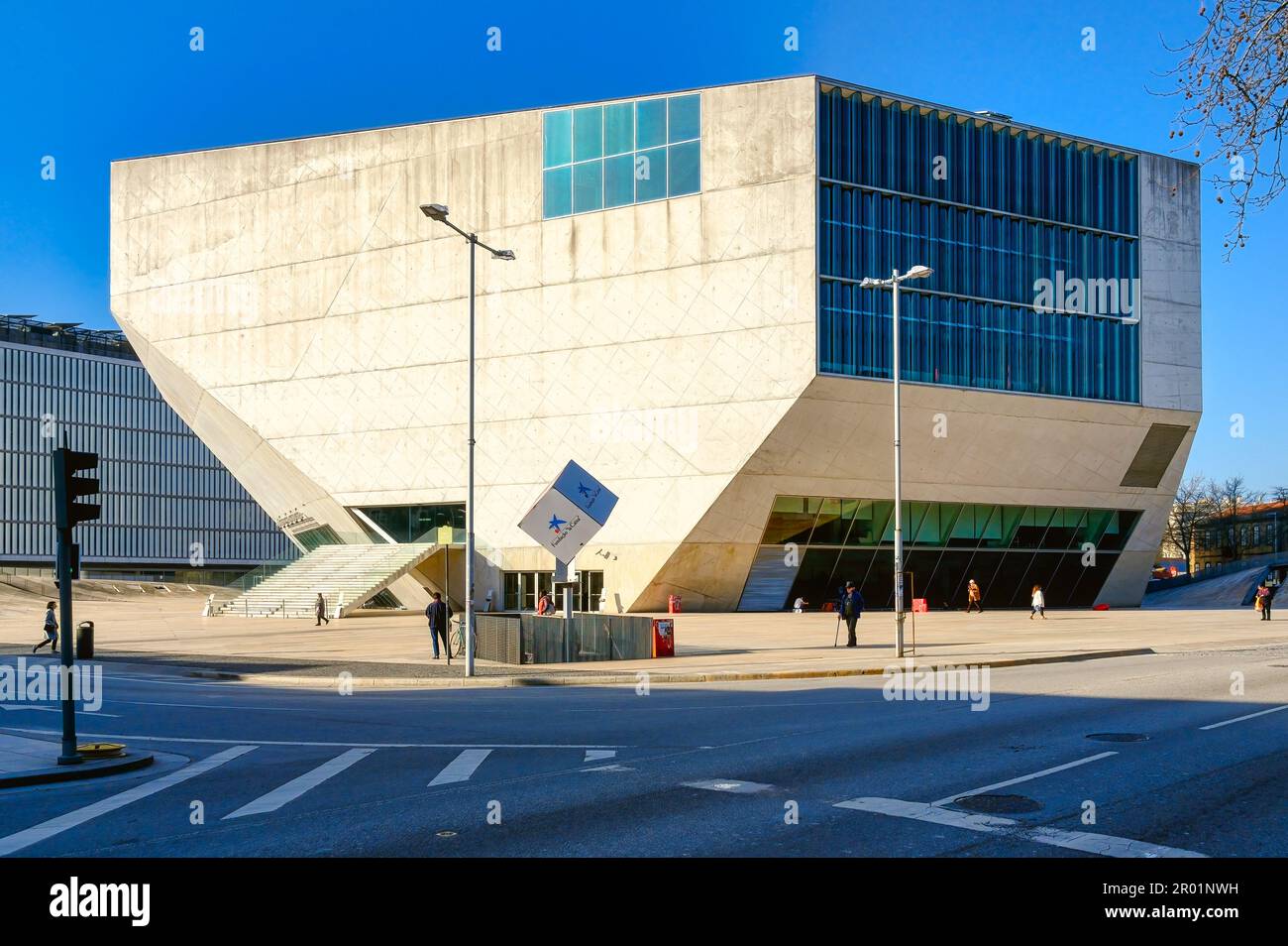 Porto, Portugal - 26. April 2023: Haus der Musik. Die Außenarchitektur eines berühmten Gebäudes Stockfoto