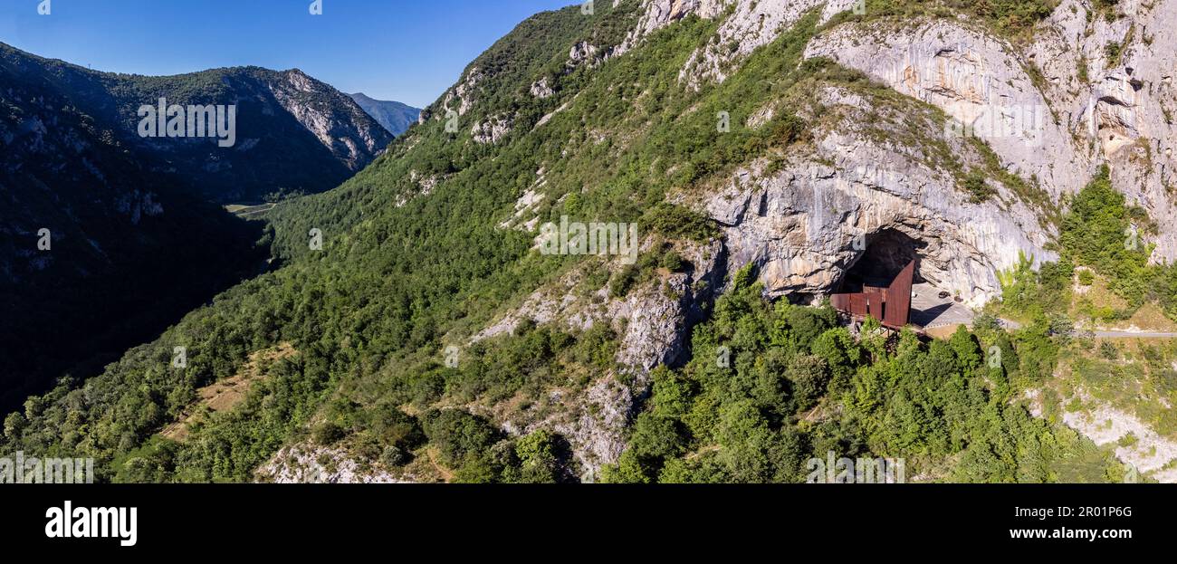 Eingang der Höhle von Niaux, Vicdessos-Tal, Niaux, Departement Ariège, Pyrenäen-Gebirge, Frankreich. Stockfoto