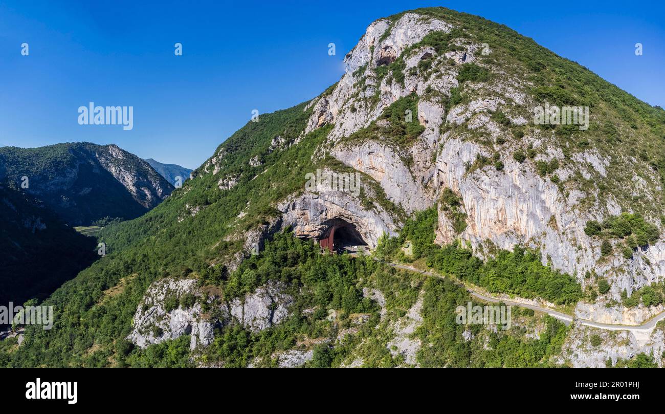 Eingang der Höhle von Niaux, Vicdessos-Tal, Niaux, Departement Ariège, Pyrenäen-Gebirge, Frankreich. Stockfoto