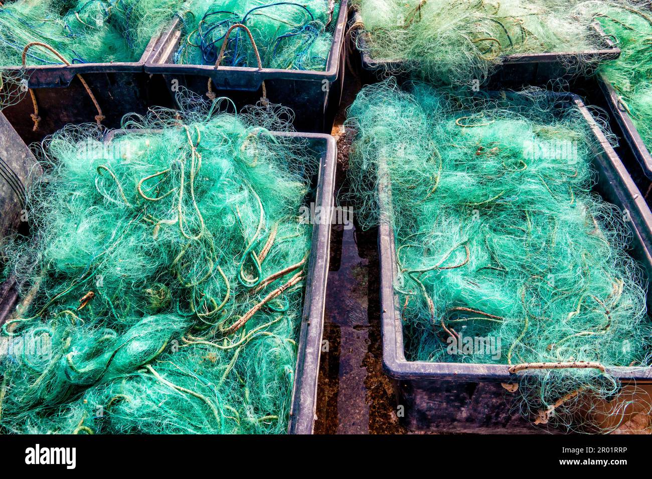 Fischernetze, die im Hafen von Pescara, Italien, zum Trocknen zurückgelassen wurden Stockfoto