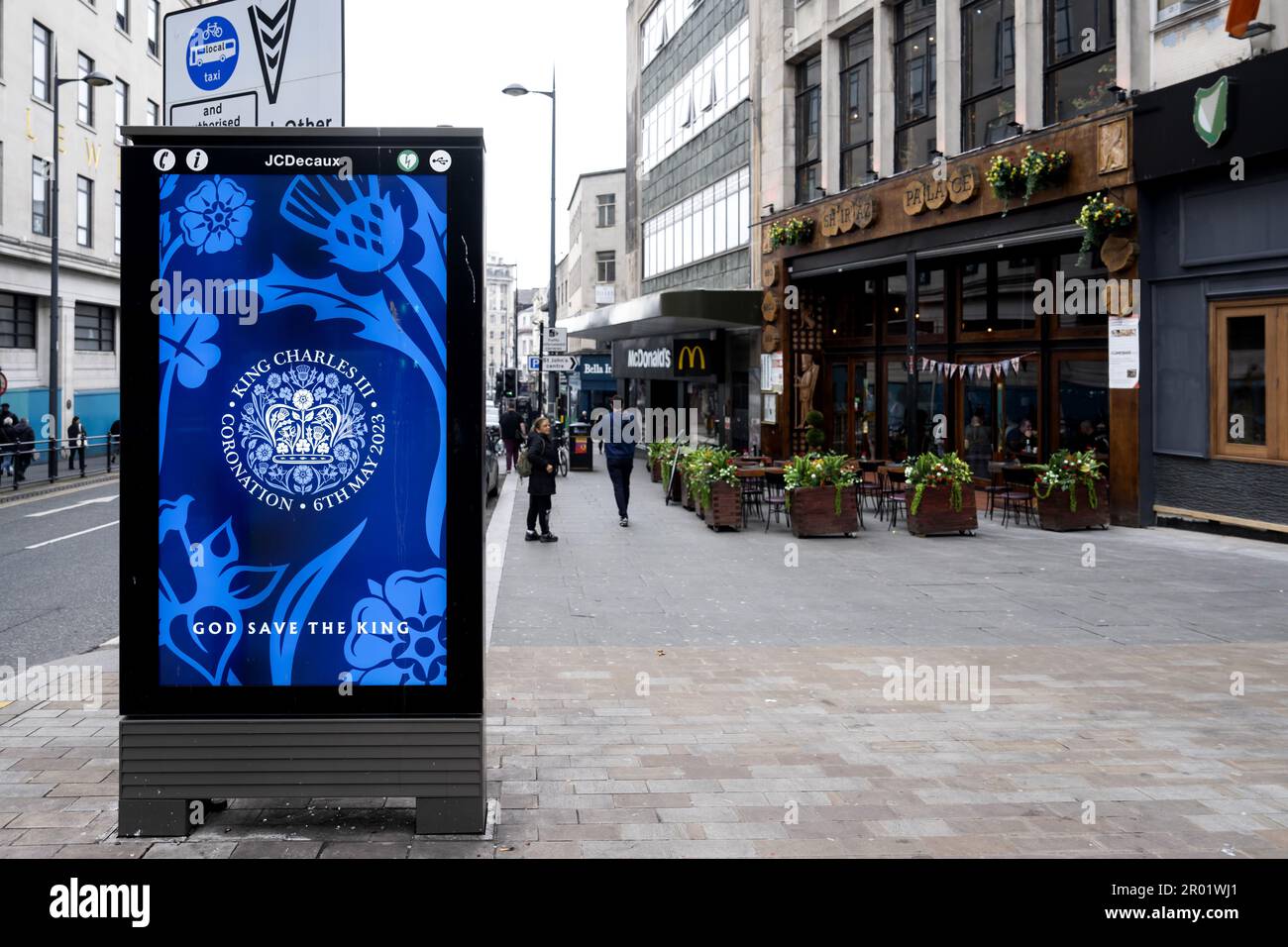LIVERPOOL - Ein Poster mit dem Tag der Krönung auf einem digitalen Busunterstand, an dem Karl zum König gekrönt wird. Karl ist seit dem Tod seiner Mutter Elizabeth offiziell König, aber die Krönung war noch lange auf uns zu warten. ANP SANDER KONING netherlands Out - belgium Out Credit: ANP/Alamy Live News Stockfoto