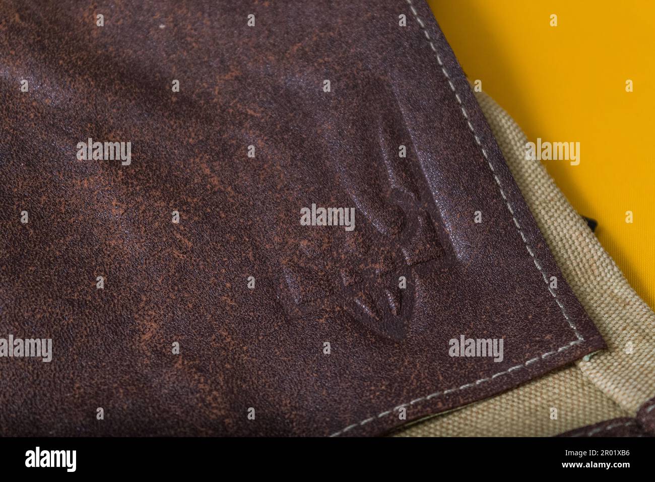 Fragment aus Ledertasche mit geprägtem ukrainischen Trident Stockfoto