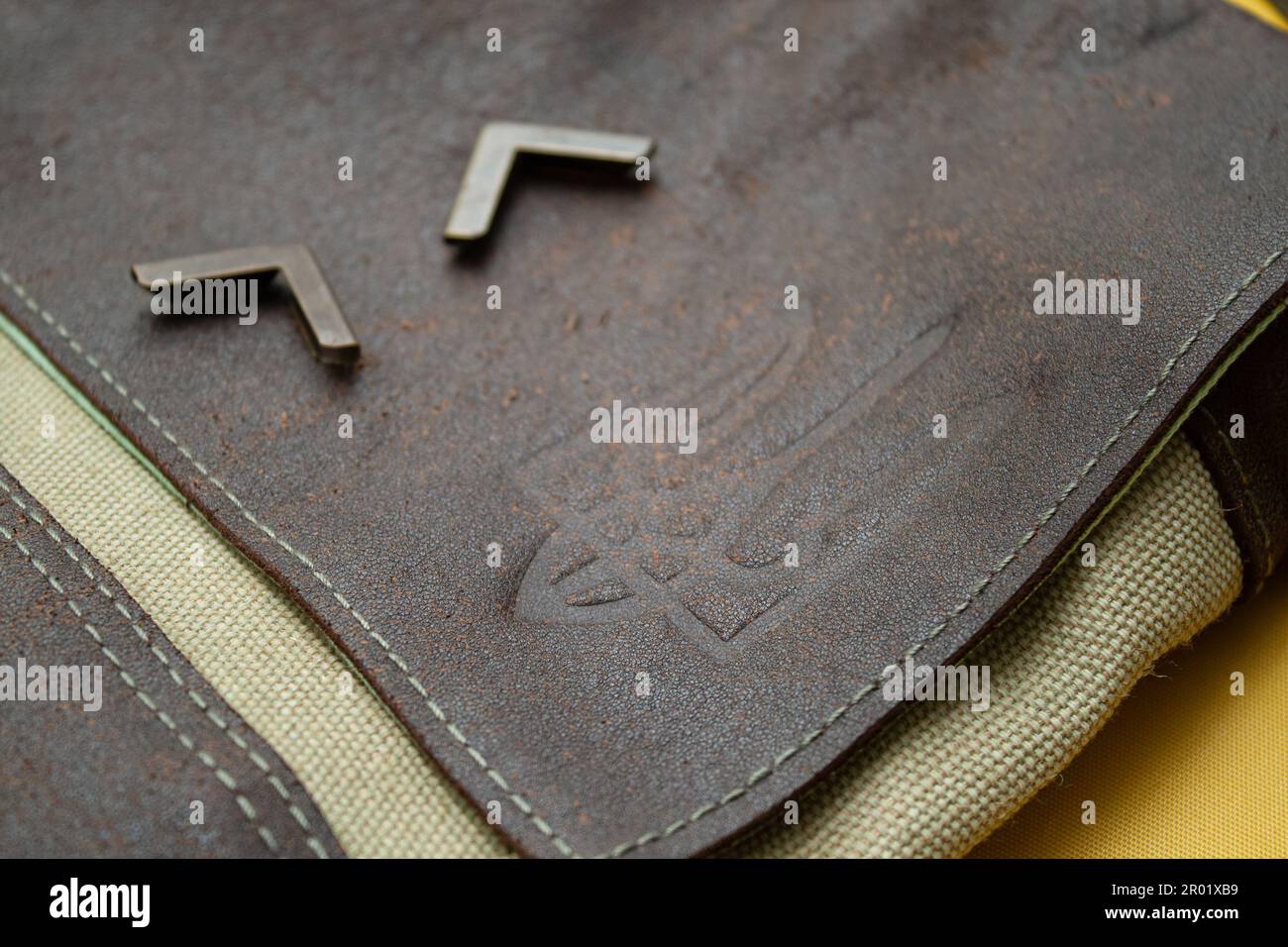 Fragment aus Ledertasche mit geprägtem ukrainischen Trident Stockfoto