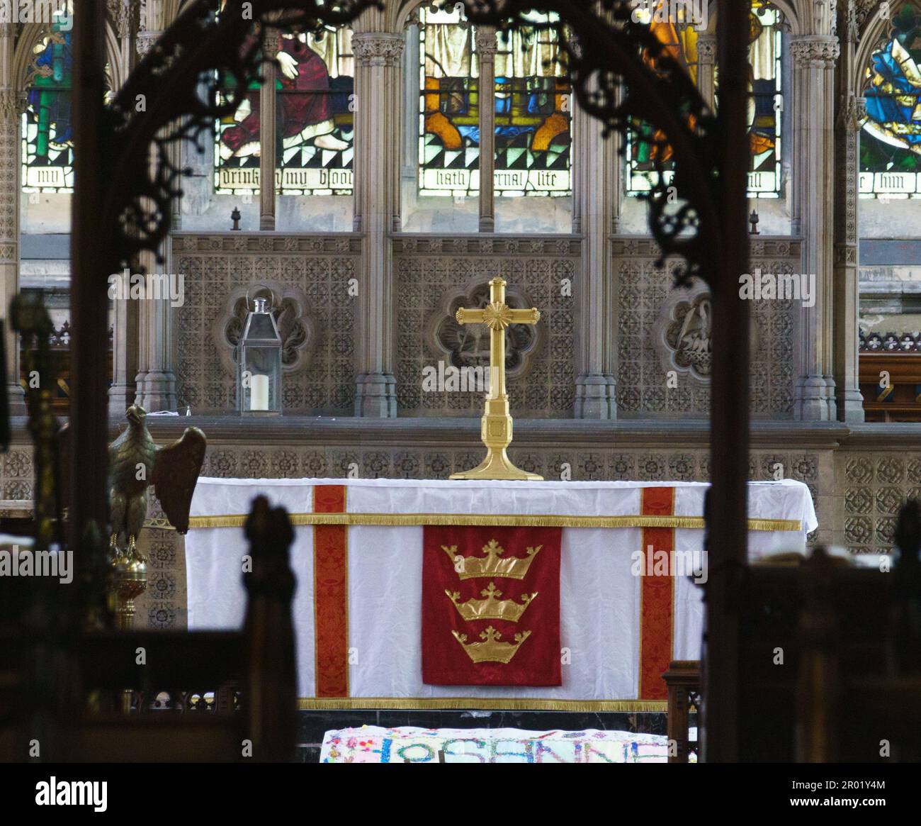 Rumpf, East Riding von Yorkshire. Mai 6. 2023. Hull City Centre feierte heute die Krönung von König Karl mit Stil, die Stadt ist ein Waschbecken mit rot-weiß und blau. Die Veranstaltungen fanden am Queen Victoria Square, King Edward St und Beverley Gate statt, wobei die Krönung auf Großbildschirmen vom Balkon des Rathauses von Hull, dem Trinity Market und dem Hull Minster (in ruhigerer Weise) gezeigt wurde. ABBILDUNG: Innenministerium (Erlaubnis erteilt). BridgetCatterall/AlamyLiveNews Stockfoto