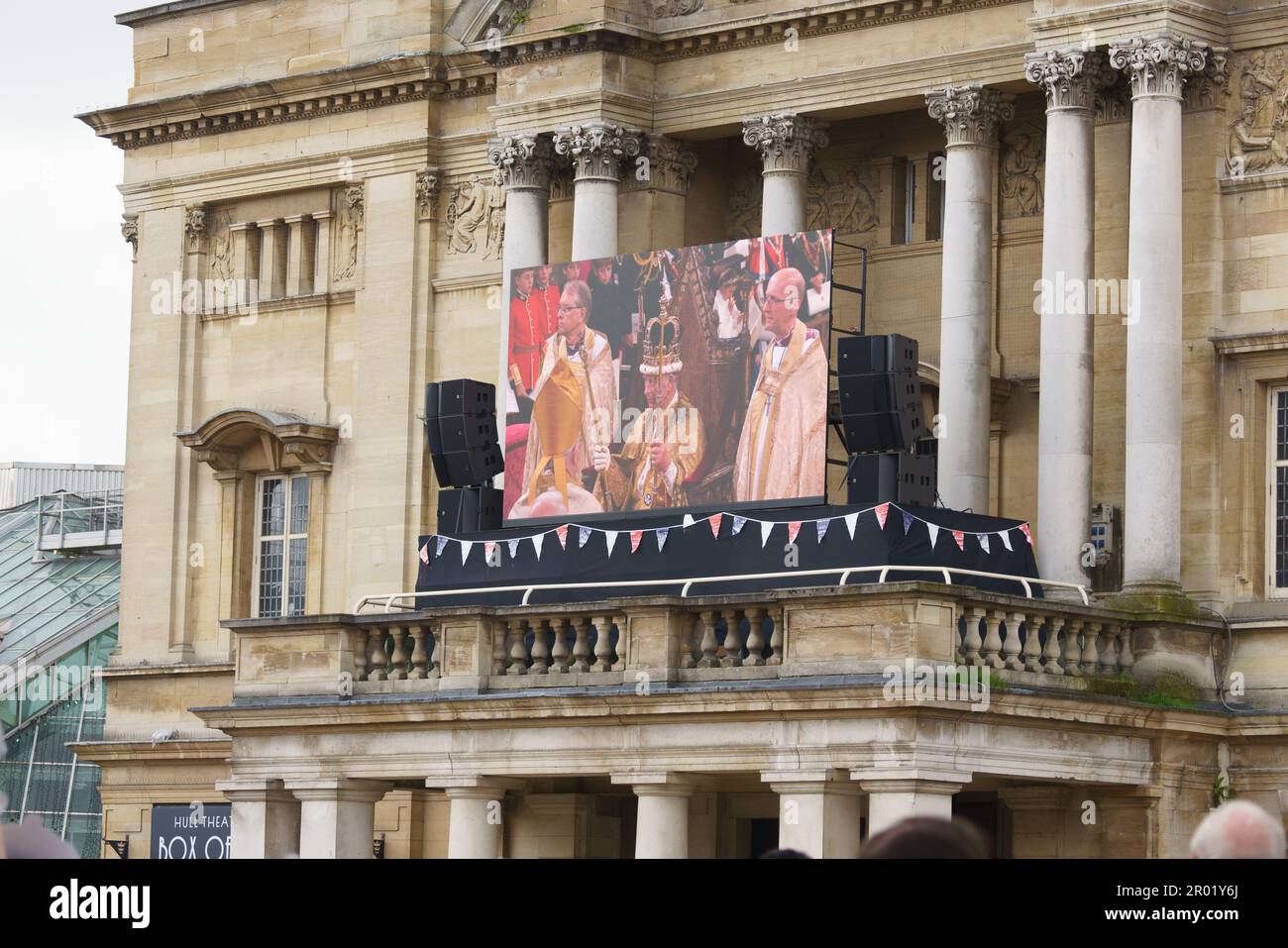 Rumpf, East Riding of Yorkshire. Mai 2023. Hull City Centre feierte heute die Krönung von König Charles stilvoll, die Stadt ist eine Waschung in Rot, weiß und Blau. Die Veranstaltungen fanden auf dem Queen Victoria Square, der King Edward St und dem Beverley Gate statt, wobei die Krönung auf großen Leinwänden im Stadtzentrum gezeigt wurde. IM BILD: BridgetCatterall/AlamyLiveNews Stockfoto Rumpf, East Riding of Yorkshire. Mai 2023. Hull City Centre feierte heute die Krönung von König Charles stilvoll, die Stadt ist eine Waschung in Rot, weiß und Blau. Die Veranstaltungen fanden auf dem Queen Victoria Square, der King Edward St und dem Beverley Gate statt, wobei die Krönung auf großen Leinwänden im Stadtzentrum gezeigt wurde. IM BILD: BridgetCatterall/AlamyLiveNews Stockfoto