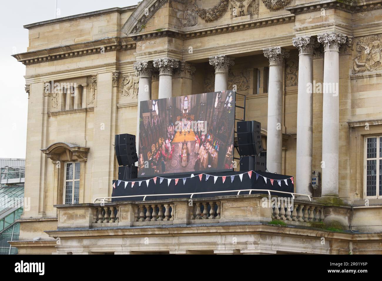 Rumpf, East Riding of Yorkshire. Mai 2023. Hull City Centre feierte heute die Krönung von König Charles stilvoll, die Stadt ist eine Waschung in Rot, weiß und Blau. Die Veranstaltungen fanden auf dem Queen Victoria Square, der King Edward St und dem Beverley Gate statt, wobei die Krönung auf großen Leinwänden im Stadtzentrum gezeigt wurde. IM BILD: BridgetCatterall/AlamyLiveNews Stockfoto