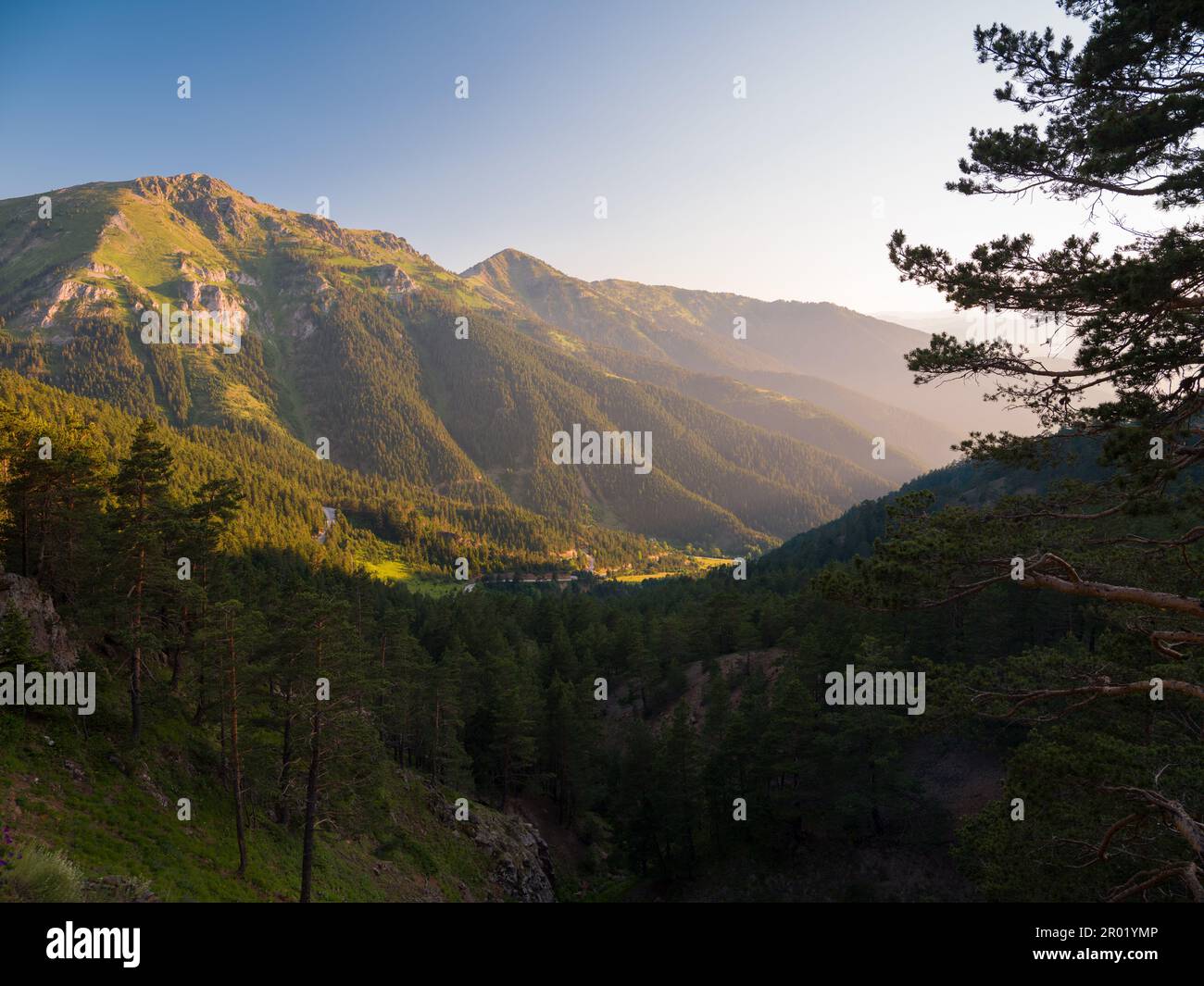 Wunderschöne Bergketten bei Sonnenuntergang. Blick auf die Zigana-Berge vom Saranoy Plateau. Schwarzmeerregion, Nordtürkiye Stockfoto