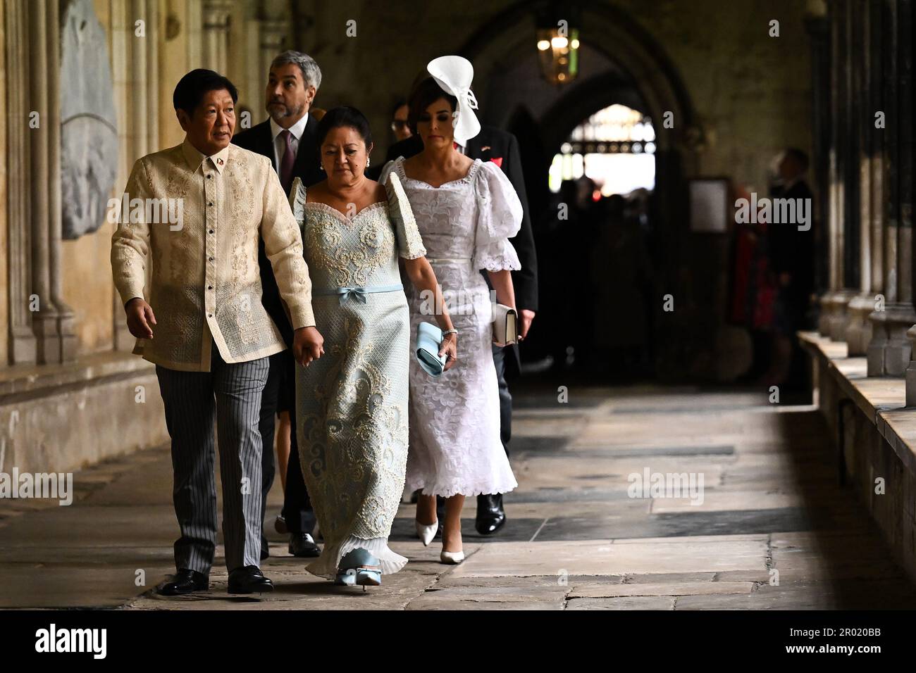 Der philippinische Präsident Bongbong Marcos (lecfft) und seine Frau Louise Marcos kamen vor der Krönungszeremonie von König Karl III. Und Königin Camilla in Westminster Abbey, London an. Foto: Samstag, 6. Mai 2023. Stockfoto