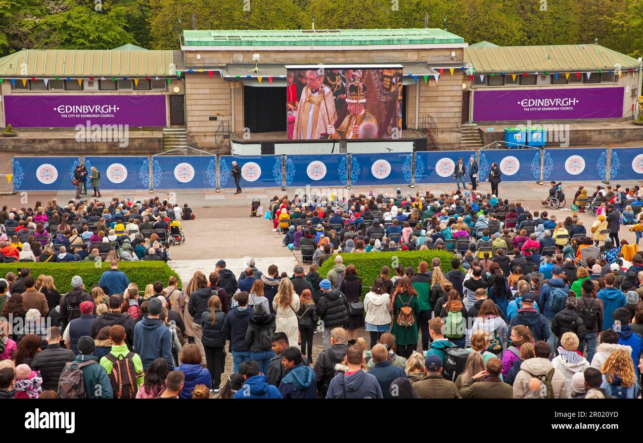 Edinburgh Princes Street Gardens, Schottland, Großbritannien. 6. Mai 2023 King Charles 111 Krönung live auf der großen Leinwand. Im Bild sehen sich Hunderte die Krönung auf dem großen Bildschirm im Stadtzentrum an, neblig mit einer Temperatur von 10 Grad Celsius. Kredit: Arch White/alamy Live News. Stockfoto