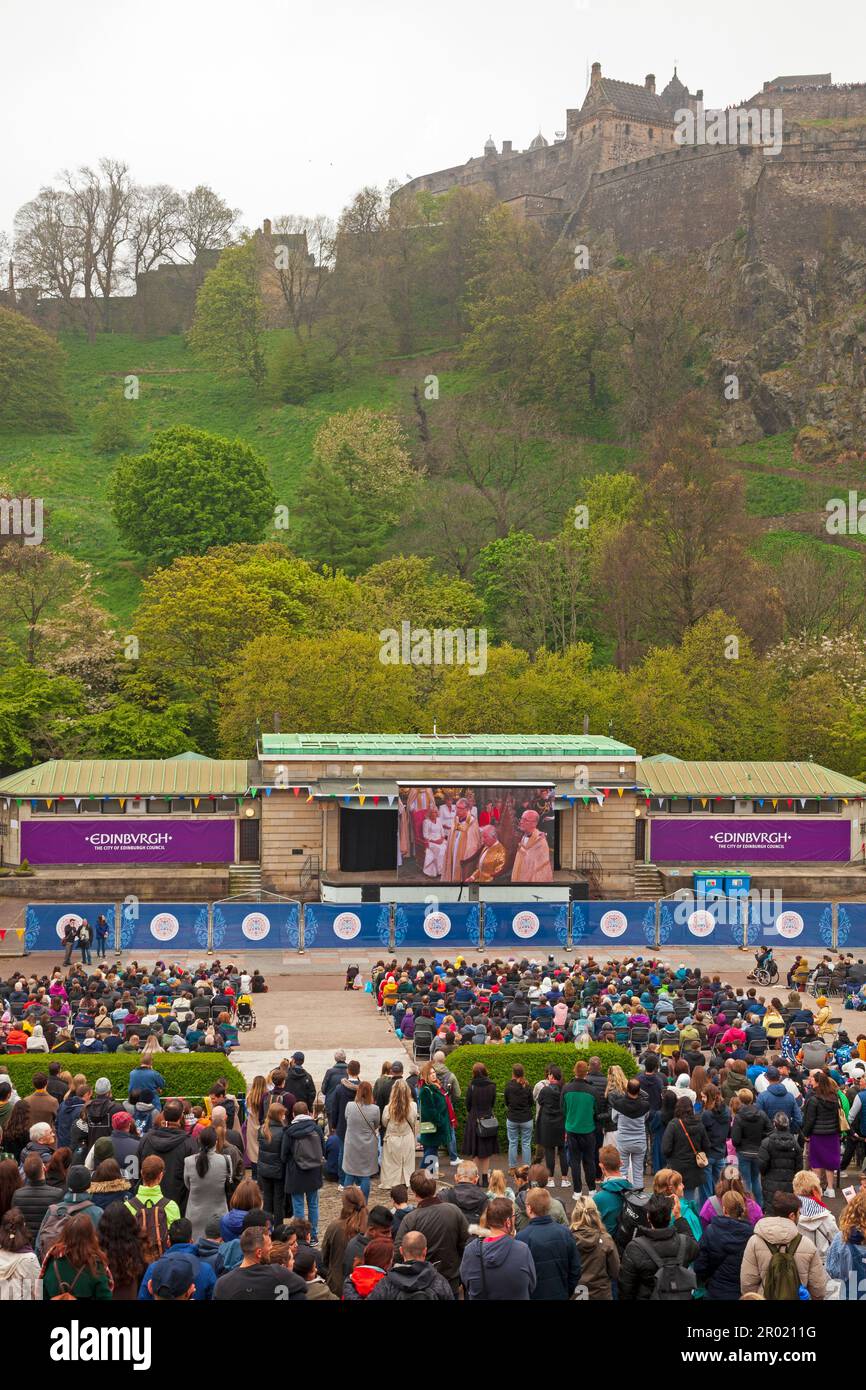 Edinburgh Princes Street Gardens, Schottland, Großbritannien. 6. Mai 2023 King Charles 111 Krönung live auf der großen Leinwand. Im Bild sehen sich Hunderte die Krönung auf dem großen Bildschirm im Stadtzentrum an, neblig mit einer Temperatur von 10 Grad Celsius. Kredit: Arch White/alamy Live News. Stockfoto