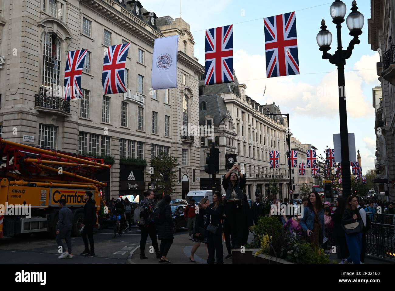 Am Vorabend der Krönung der Könige war das West End voll mit Restaurants in Soho Chinatown voll Union Jacks im ganzen West End London war voll mit Besuchern aus der ganzen Welt, die kamen, um einen Blick auf den König zu werfen und Zeuge der Prozession ... Stockfoto