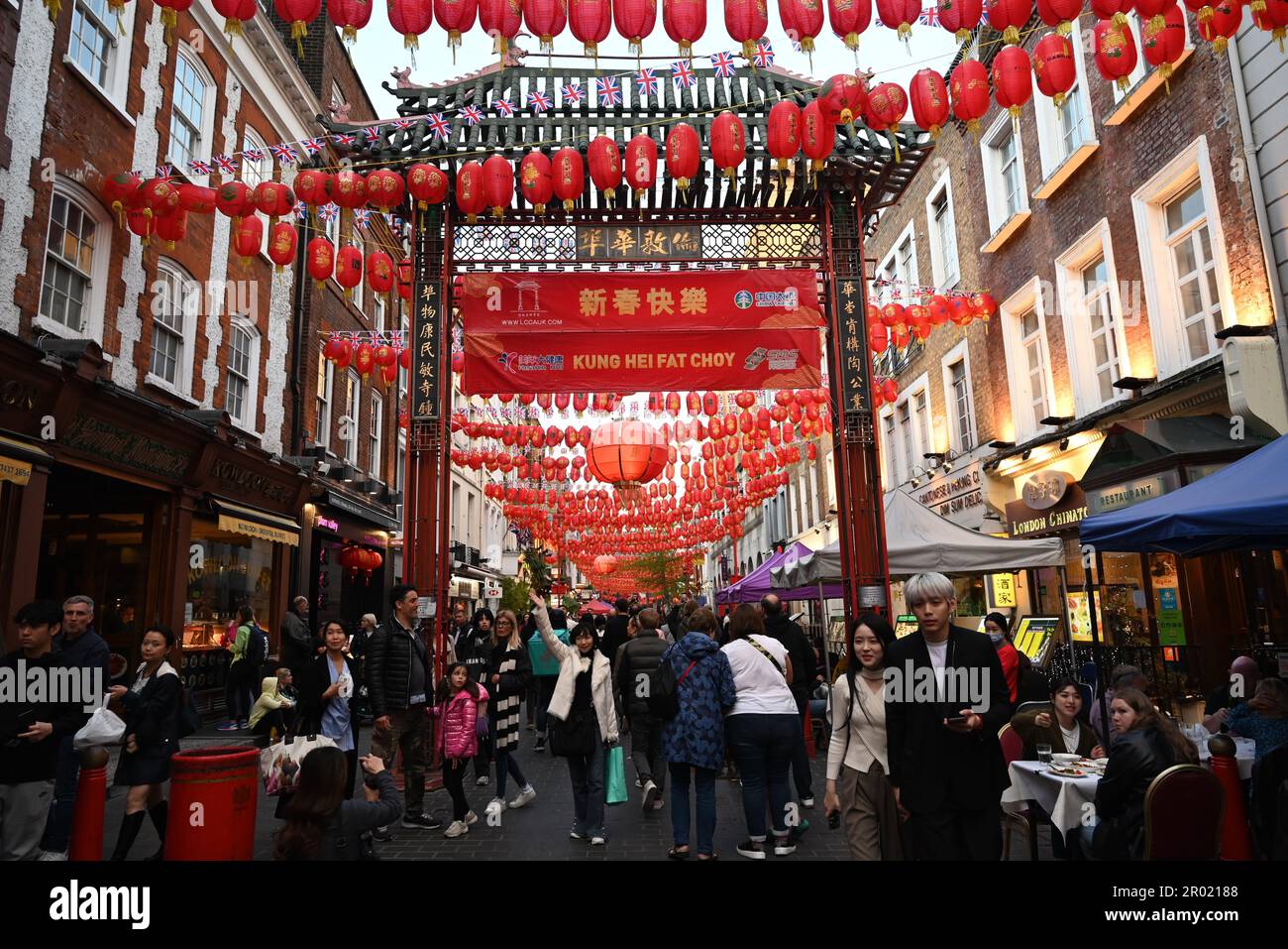 Am Vorabend der Krönung der Könige war das West End voll mit Restaurants in Soho Chinatown voll Union Jacks im ganzen West End London war voll mit Besuchern aus der ganzen Welt, die kamen, um einen Blick auf den König zu werfen und Zeuge der Prozession ... Stockfoto