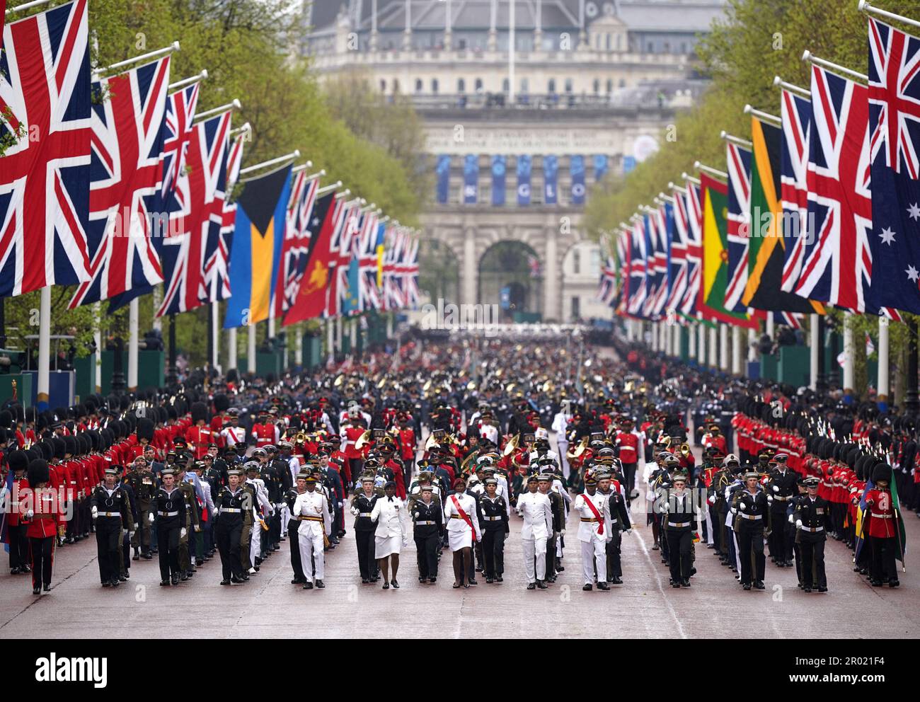 Die Krönungsprozession führt entlang der Mall zum Buckingham Palace nach der Krönungszeremonie von König Karl III. Und Königin Camilla im Zentrum von London. Tausende von Mitgliedern der Streitkräfte aus dem Commonwealth und den britischen Überseegebieten, Mitglieder der britischen Streitkräfte sowie der Bodyguard des Sovereign und Royal Watermen nehmen an den Feierlichkeiten in Central London Teil, der größten Militäroperation seit 70 Jahren. Foto: Samstag, 6. Mai 2023. Stockfoto