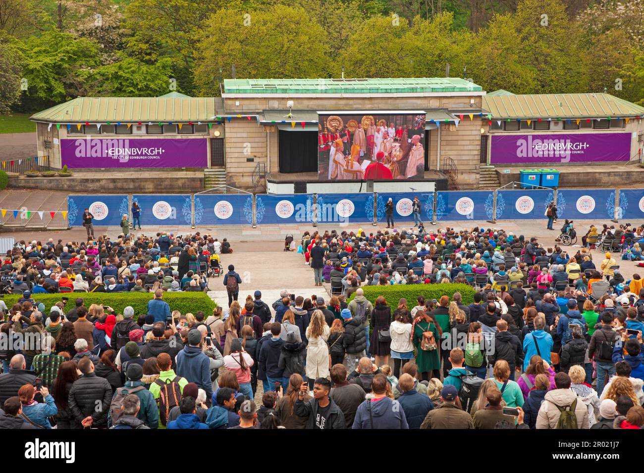Edinburgh Princes Street Gardens, Schottland, Großbritannien. 6. Mai 2023 King Charles 111 Krönung live auf der großen Leinwand. Hunderte sehen die Krönung auf der großen Leinwand im Stadtzentrum. Kredit: Arch White/alamy Live News. Stockfoto