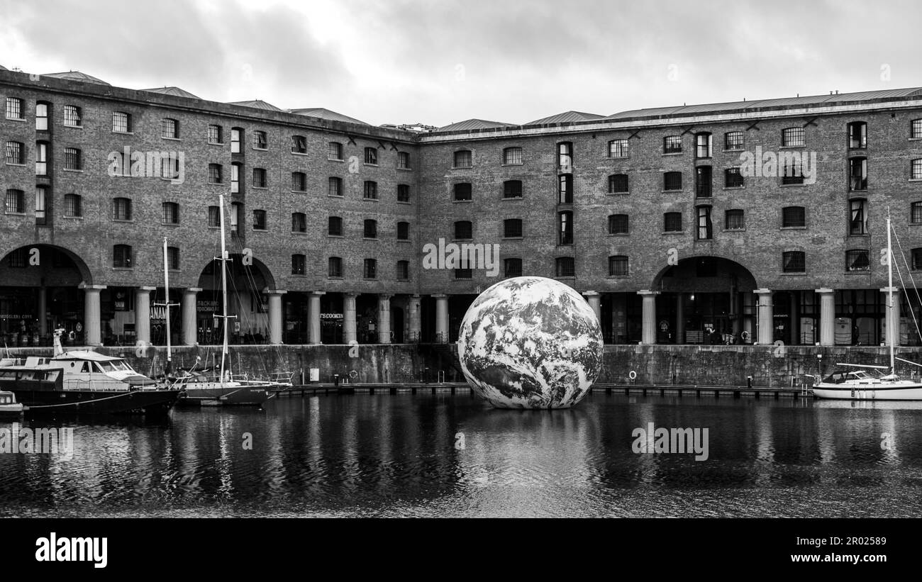 Schwimmende Erdkunstwerke und Besucher am Albert Dock in Liverpool Stockfoto