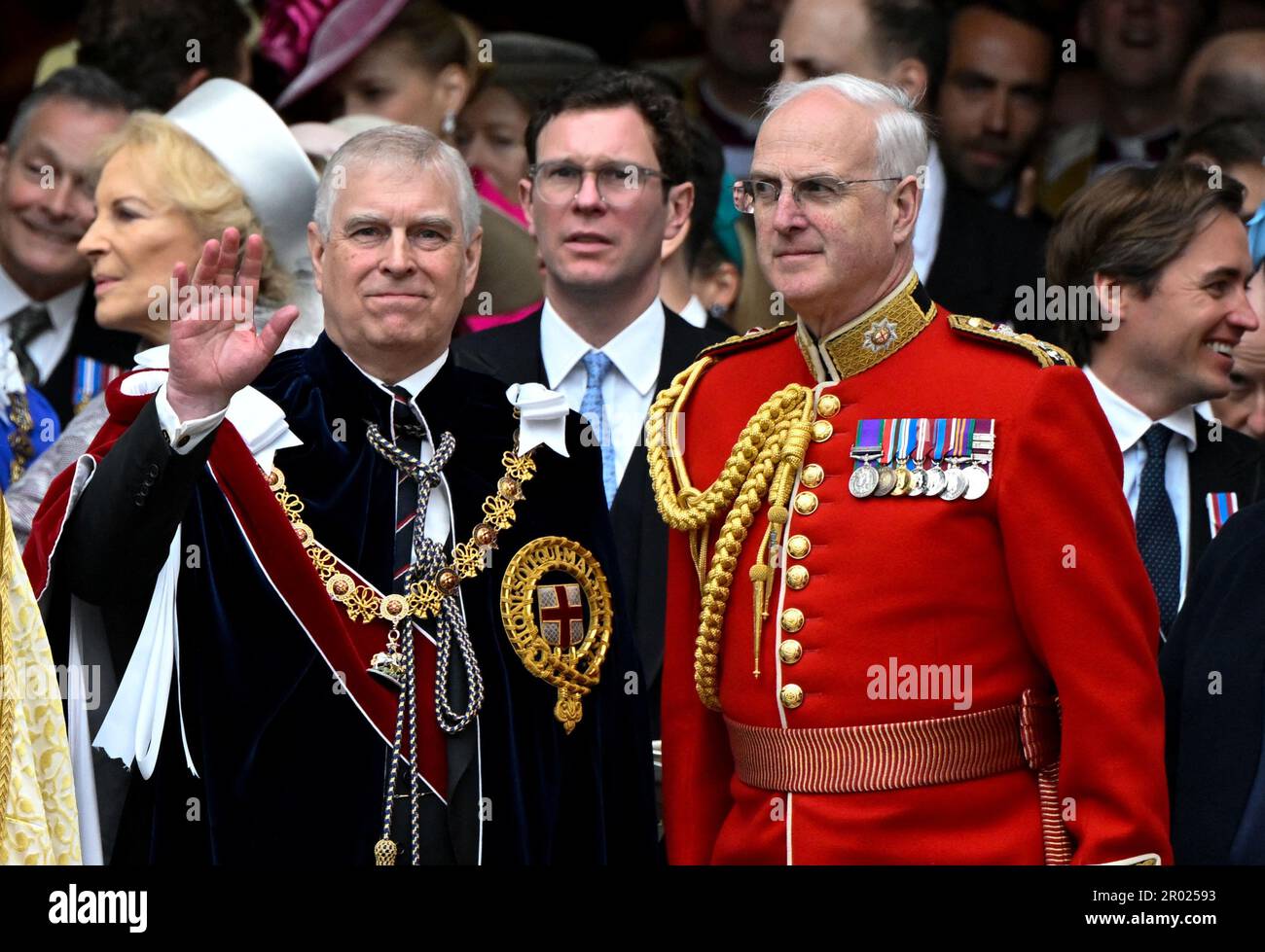 Der Duke of York (links) verlässt Westminster Abbey, London, nach der Krönung von König Karl III. Und Königin Camilla. Foto: Samstag, 6. Mai 2023. Stockfoto