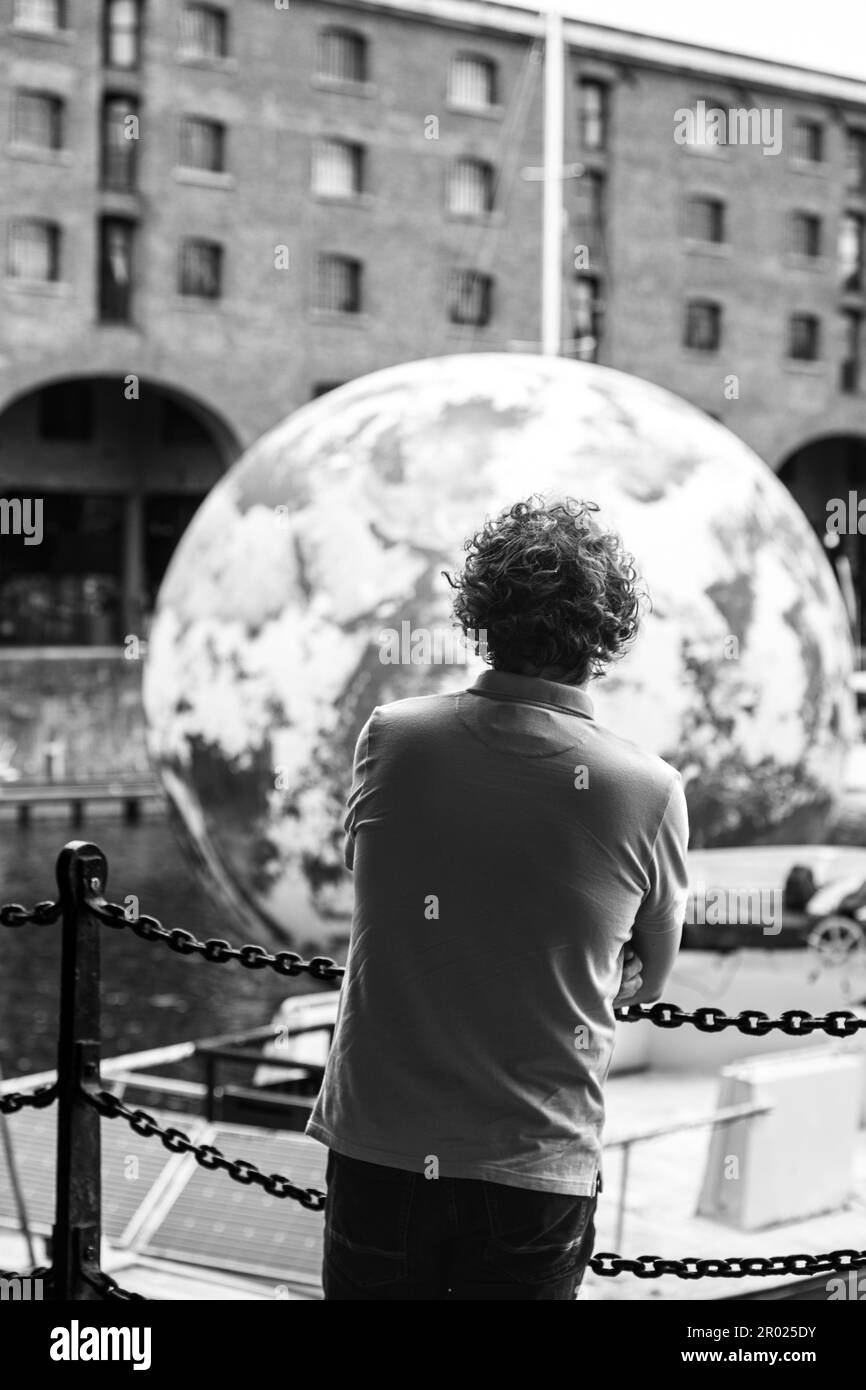 Schwimmende Erdkunstwerke und Besucher am Albert Dock in Liverpool Stockfoto