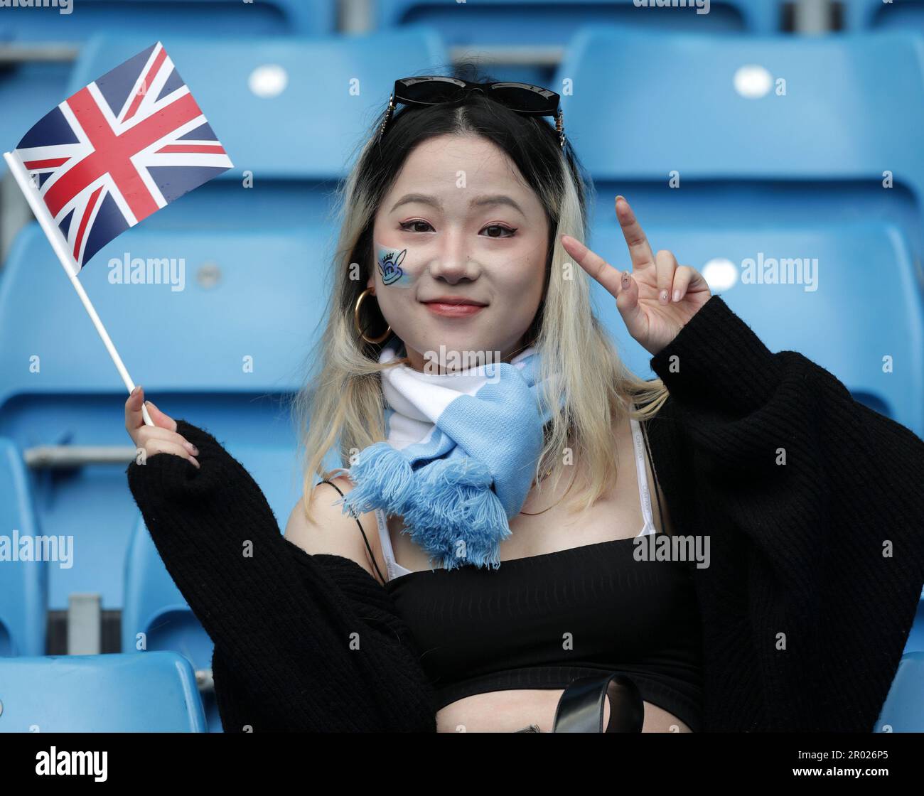 Etihad Stadium, Manchester, Großbritannien. 6. Mai 2023. Premier League-Fußball, Manchester City gegen Leeds United; ein Manchester City-Fan feiert die Krönung seiner Majestät König Charles III mit der Union Jack-Flagge Credit: Action Plus Sports/Alamy Live News Stockfoto