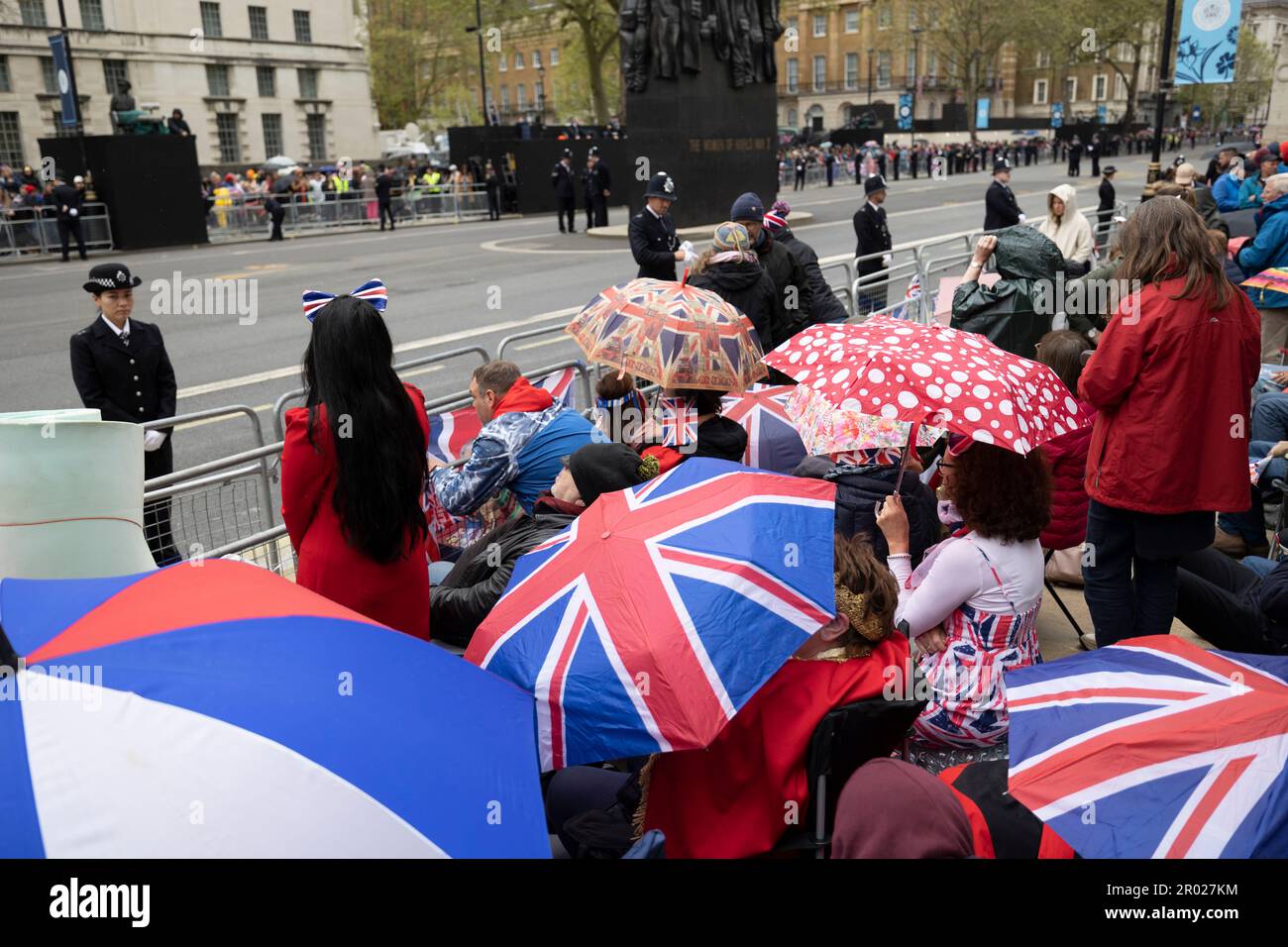 Königliche Fans warten im Regen darauf, dass König Charles auf seinem Weg zur Krönung in Westminster Abbey durch Whitehall fährt. Karl trat am 8. September 2022 auf den Thron, nach dem Tod seiner Mutter, ihrer verstorbenen Königin Elizabeth II. Die Krönung von König Karl III. Findet etwa 6 Monate später am 6. Mai 2023 statt. Stockfoto