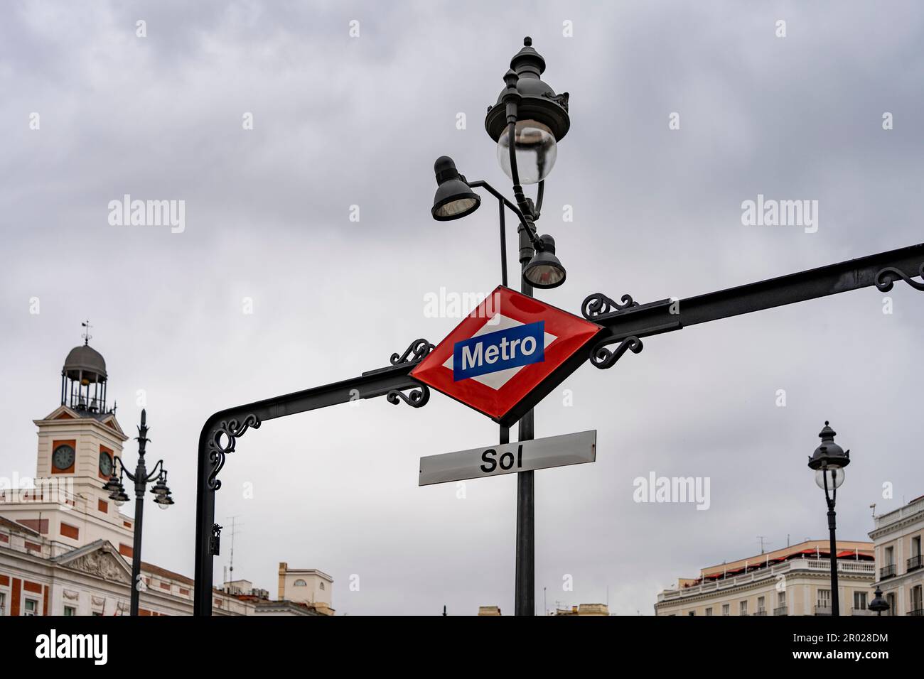 U-Bahn-Station Sol auf dem Platz Puerta del Sol, Madrid, eines der berühmten Wahrzeichen der Hauptstadt und des Stadtzentrums von Madrid, Spanien. Echte Casa de Correos Bu Stockfoto