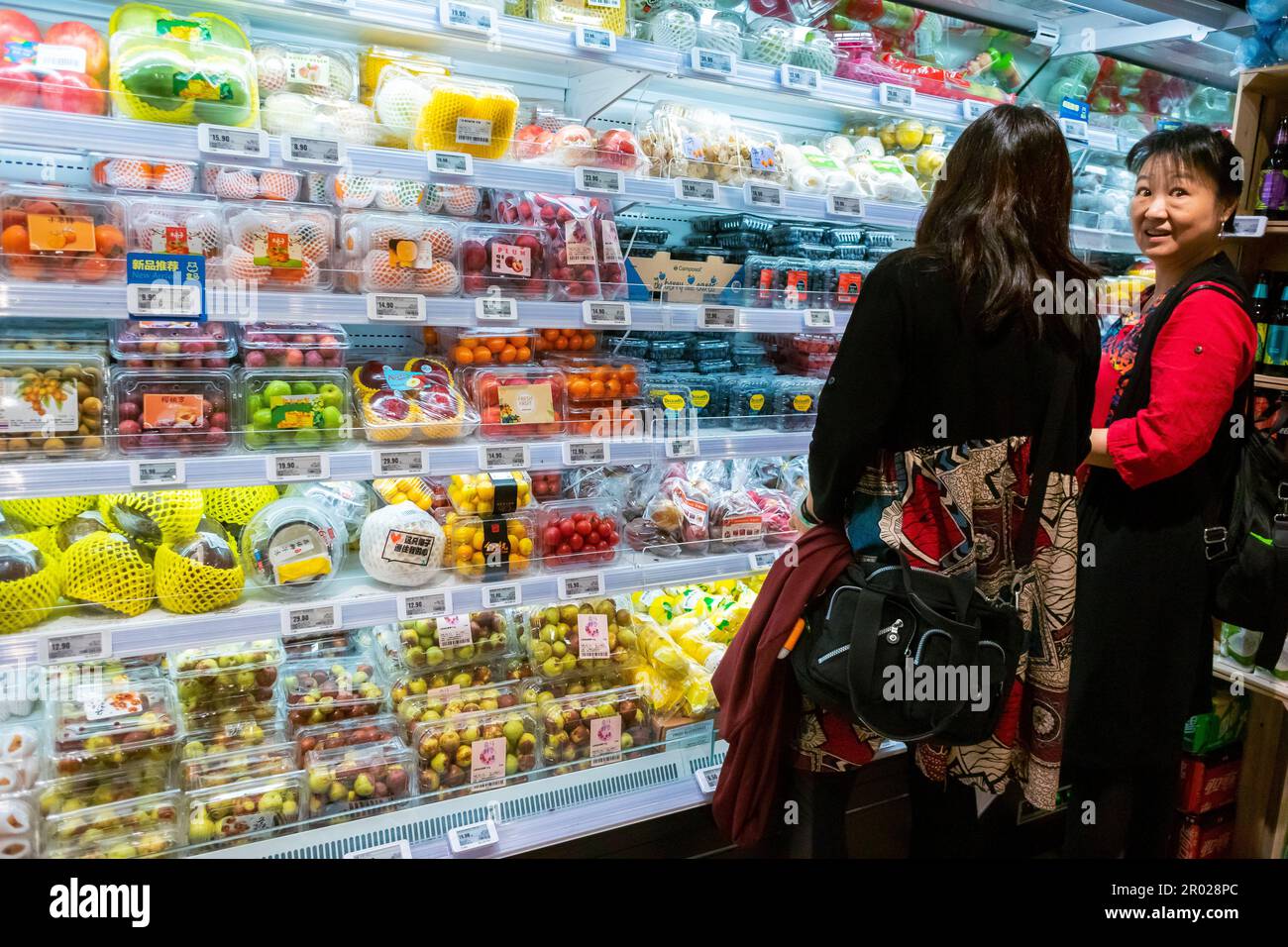 Shanghai, China, zwei Chinesen, Frauen, Shopping asia Choice Supermarkt Packaged Food, in Regalen, Kunden asiatisch, Gemüsehändler innen Stockfoto
