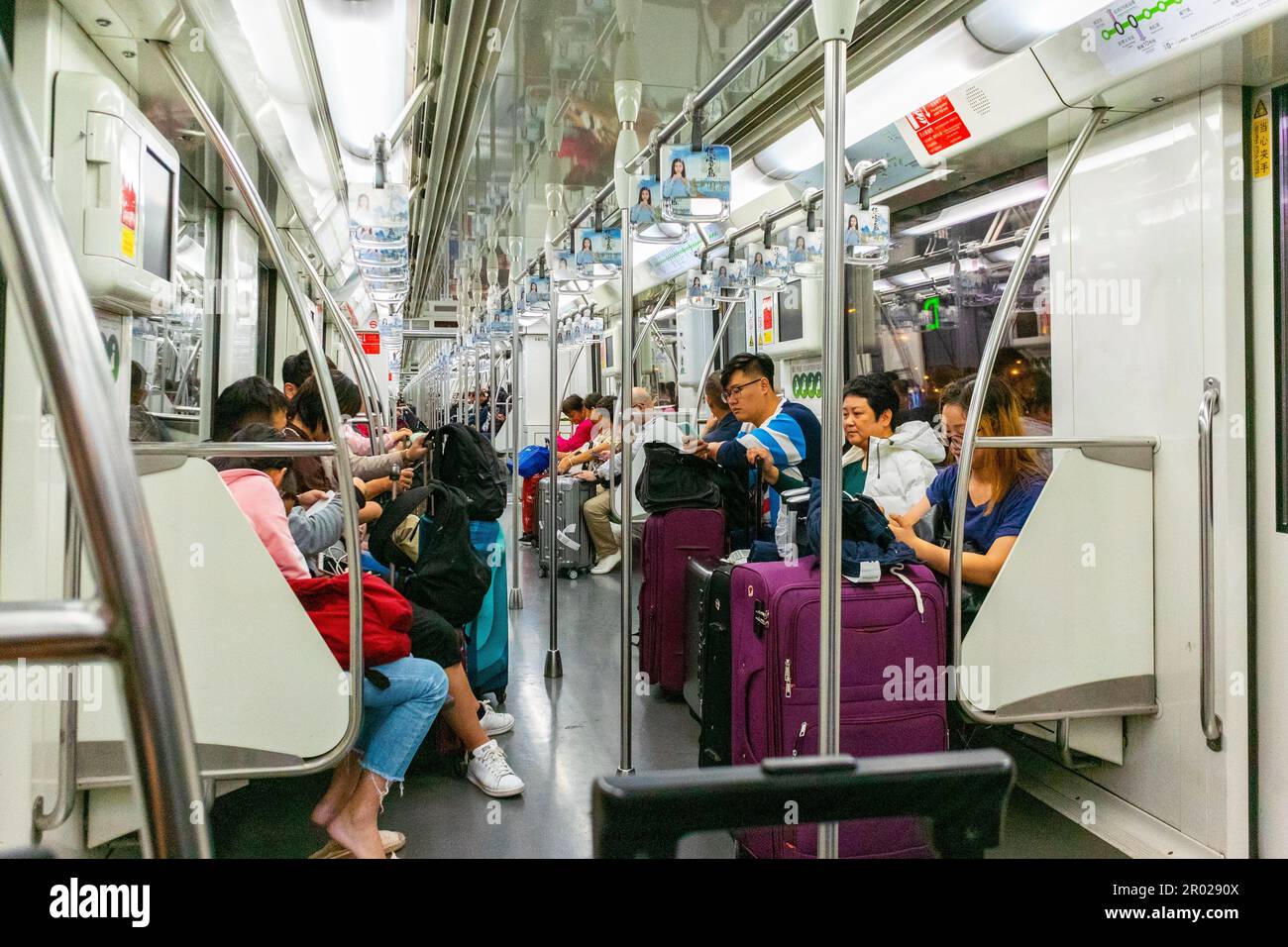 Shanghai, China, überfüllte U-Bahn, im Inneren, chinesische Touristen, Fahrt in öffentlichen Verkehrsmitteln Stockfoto