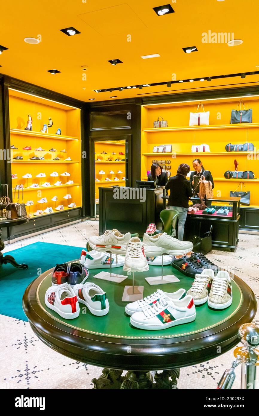 Roissy, Frankreich, Charles-de-Gaulle International Airport, People Shopping Inside Luxury Clothing Shop Gucci, Duty Free paris, Flughafen Point of Sale Stockfoto