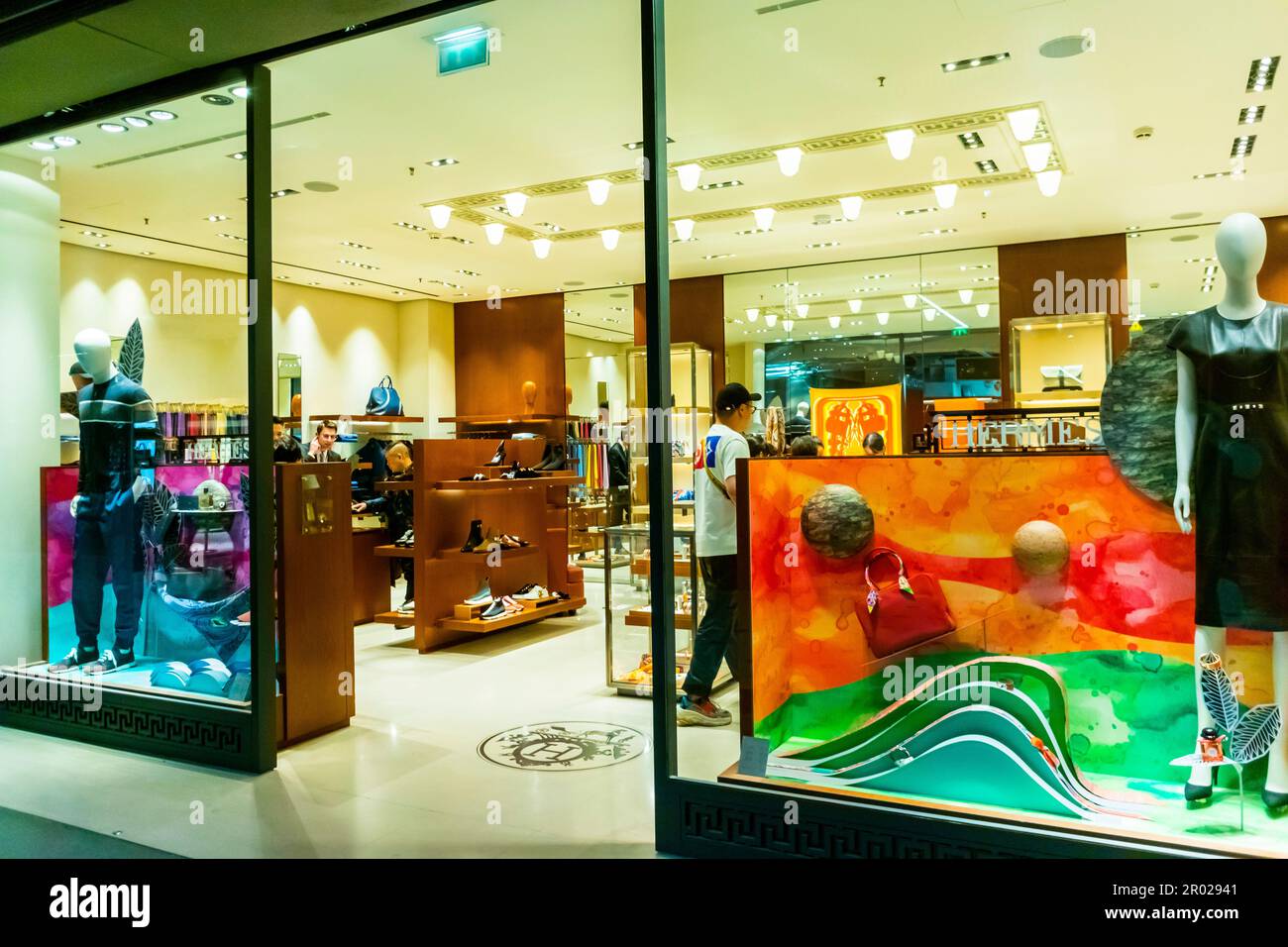 Roissy, Frankreich, Charles-de-Gaulle International Airport, Leute Shopping innen, Luxusgeschäfte, Gucci, Ladenfront, Duty Free paris, Kering Stockfoto