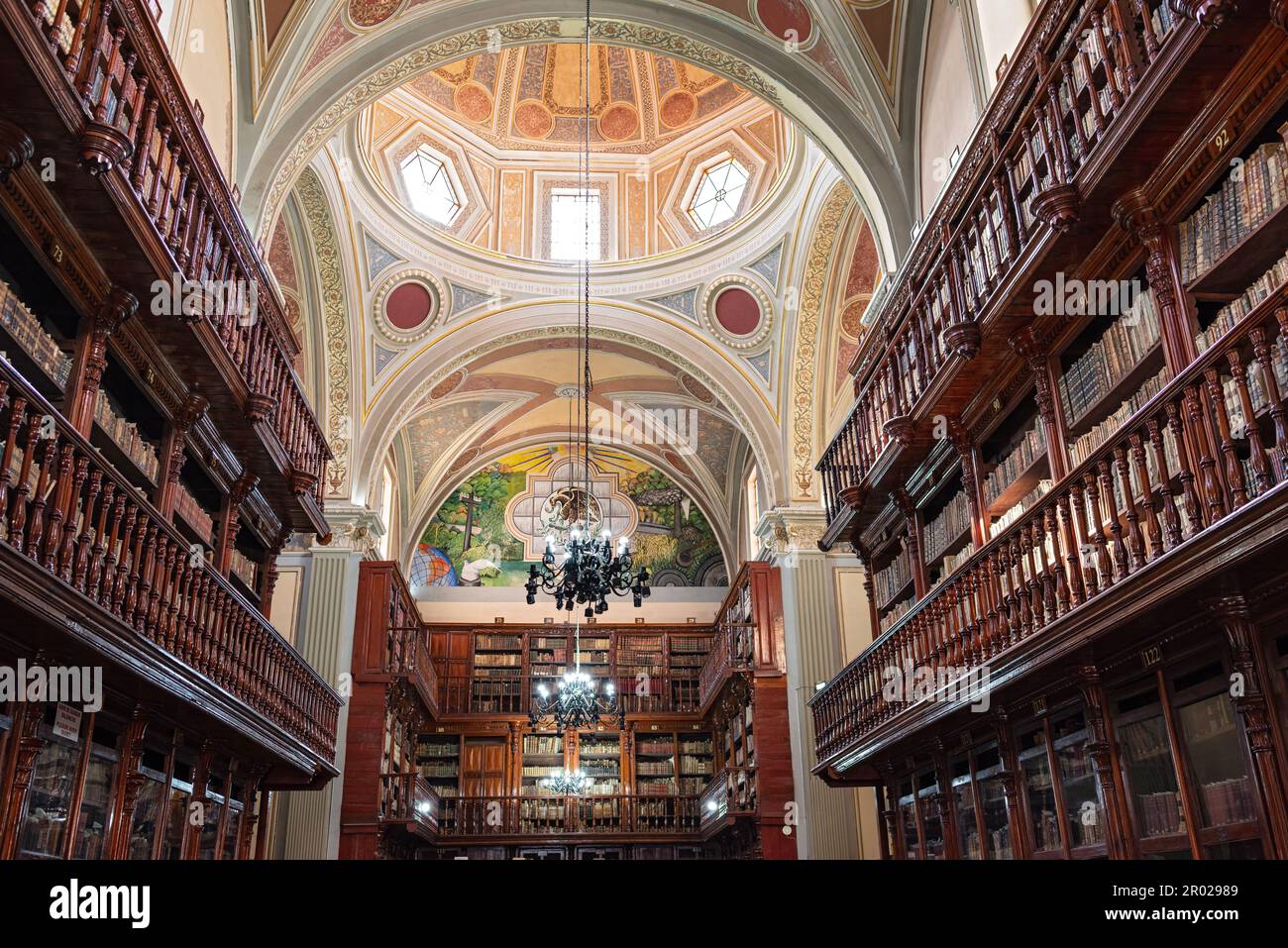 Unter den Kuppeln in der öffentlichen Bibliothek der michoacan-Universität morelia mexico Stockfoto