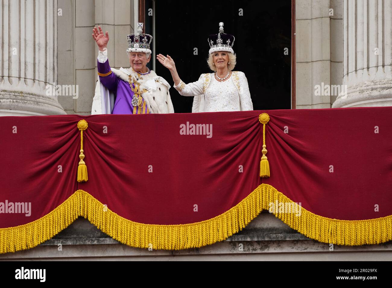 **(von links nach rechts) xxxx auf dem Balkon des Buckingham Palace, London, um einen Flypast von Flugzeugen der Royal Navy, Army Air Corps und Royal Air Force zu sehen - einschließlich der Roten Pfeile, nach ihrer Krönung. Nach der Krönung von König Karl III. Und Königin Camilla. König Karl III. Und Königin Camilla auf dem Balkon des Buckingham Palace, London, nach der Krönung. Foto: Samstag, 6. Mai 2023. Stockfoto