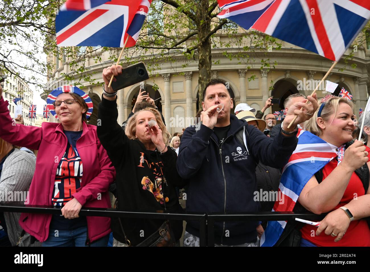 Trafalgar Square, 6. Mai 2023, London, Großbritannien. Tausende königlicher Fans kleideten und trugen die Union-Jack-Flagge bei der Krönung von König Karl III. In London, Vereinigtes Königreich. Kredit: Siehe Li/Picture Capital/Alamy Live News Stockfoto