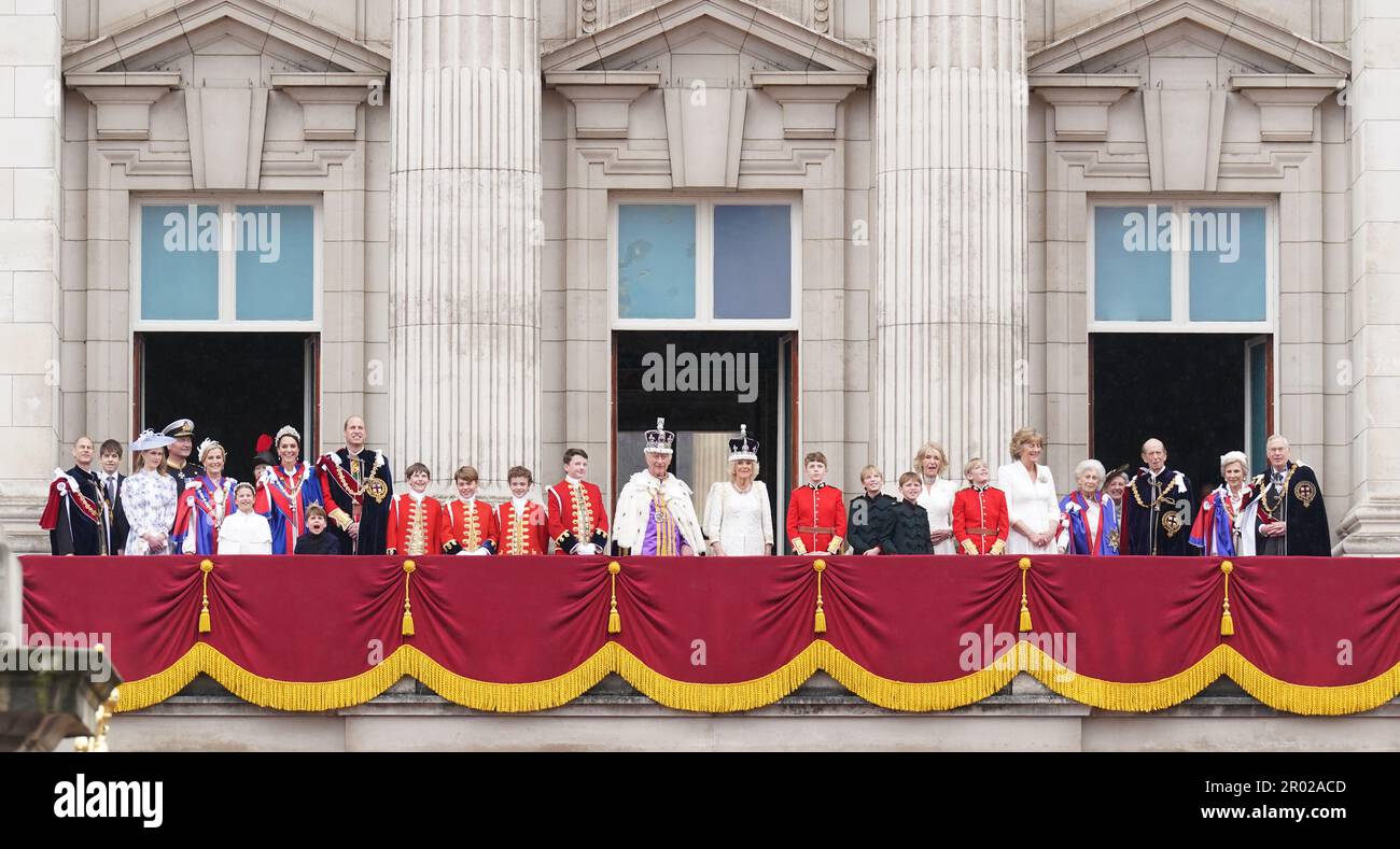 (Von links nach rechts) Mitglieder der königlichen Familie: Der Herzog von Edinburgh, der Graf von Wessex, Lady Louise Windsor, Vizeadmiral Sir Tim Laurence, die Herzogin von Edinburgh, Prinzessin Charlotte, Prinzessin von Wales, Prinzessin Louis, Prinz von Wales, Die Königsseiten der Ehre, darunter Prinz George, Lord Oliver Cholmondley, Nicholas Barclay, Ralph Tollemache, König Charles III. Und Königin Camilla, die Königsseiten der Ehre einschließlich Louis und Gus Lopes, Freddy Parker Bowles und Arthur Eliot, anwesende Dame Annabel Eliot und Marchionin von Lansdowne, Prinzessin Alexandra von Kent Stockfoto