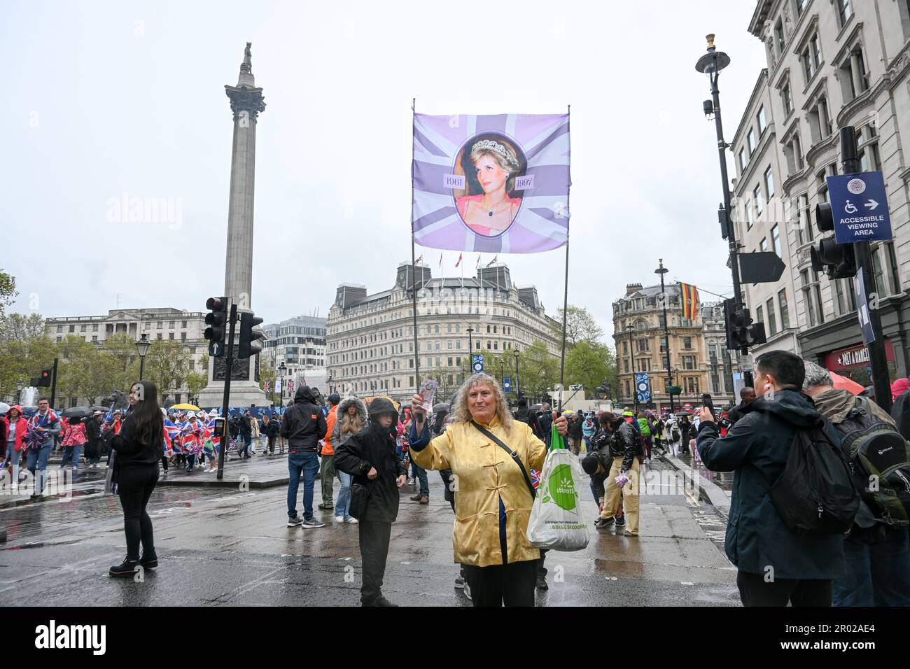 Trafalgar Square, 6. Mai 2023, London, Großbritannien. Tausende königlicher Fans kleideten und trugen die Union-Jack-Flagge bei der Krönung von König Karl III. In London, Vereinigtes Königreich. Kredit: Siehe Li/Picture Capital/Alamy Live News Stockfoto