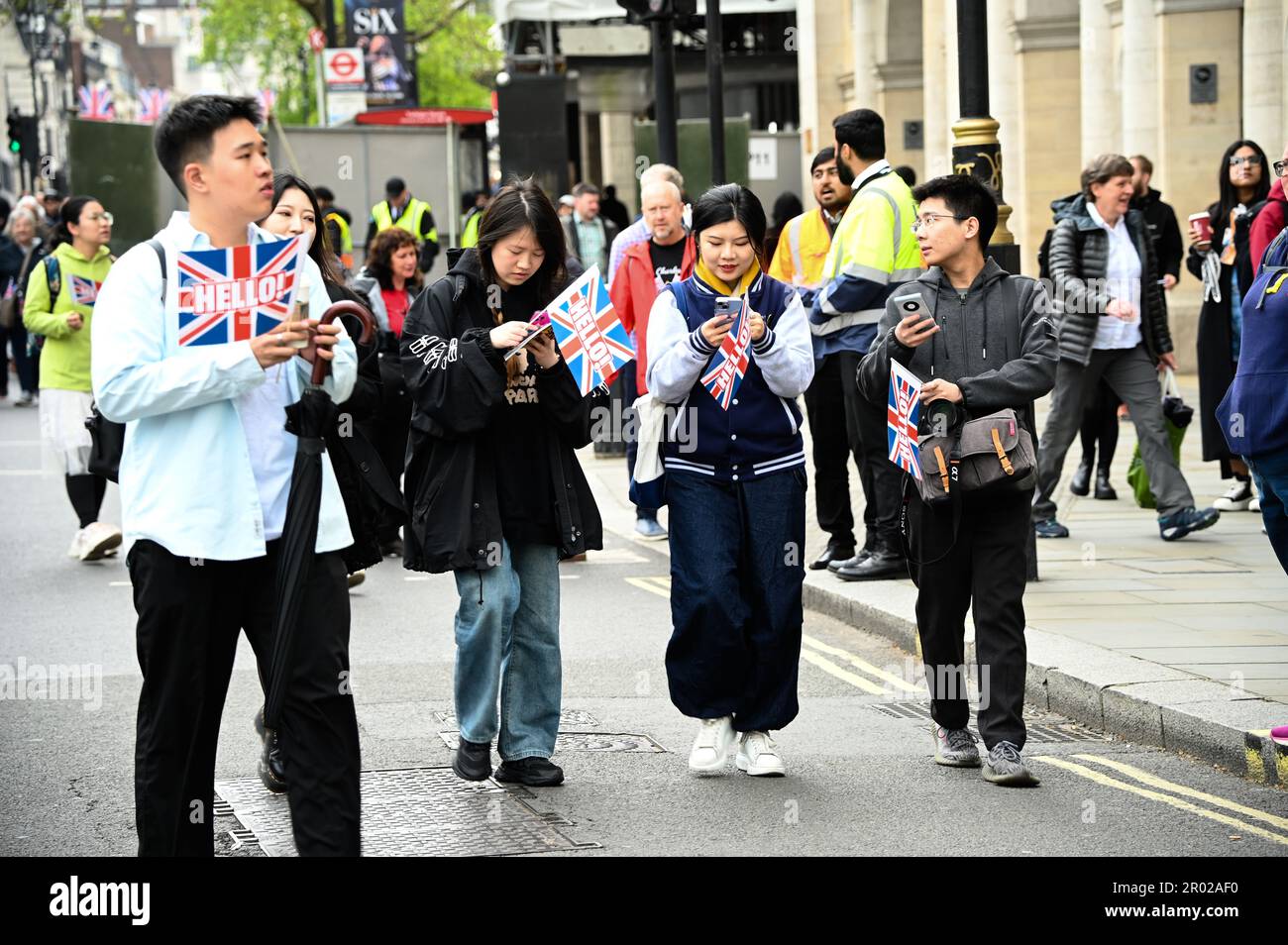 Trafalgar Square, 6. Mai 2023, London, Großbritannien. Tausende königlicher Fans kleideten und trugen die Union-Jack-Flagge bei der Krönung von König Karl III. In London, Vereinigtes Königreich. Kredit: Siehe Li/Picture Capital/Alamy Live News Stockfoto