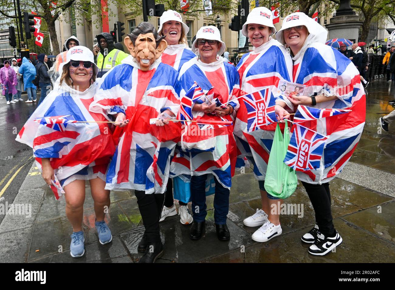 Trafalgar Square, 6. Mai 2023, London, Großbritannien. Tausende königlicher Fans kleideten und trugen die Union-Jack-Flagge bei der Krönung von König Karl III. In London, Vereinigtes Königreich. Kredit: Siehe Li/Picture Capital/Alamy Live News Stockfoto