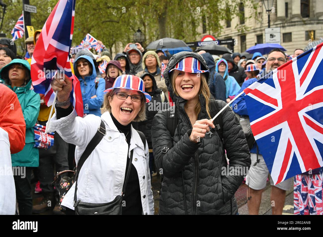 Trafalgar Square, 6. Mai 2023, London, Großbritannien. Tausende königlicher Fans kleideten und trugen die Union-Jack-Flagge bei der Krönung von König Karl III. In London, Vereinigtes Königreich. Kredit: Siehe Li/Picture Capital/Alamy Live News Stockfoto