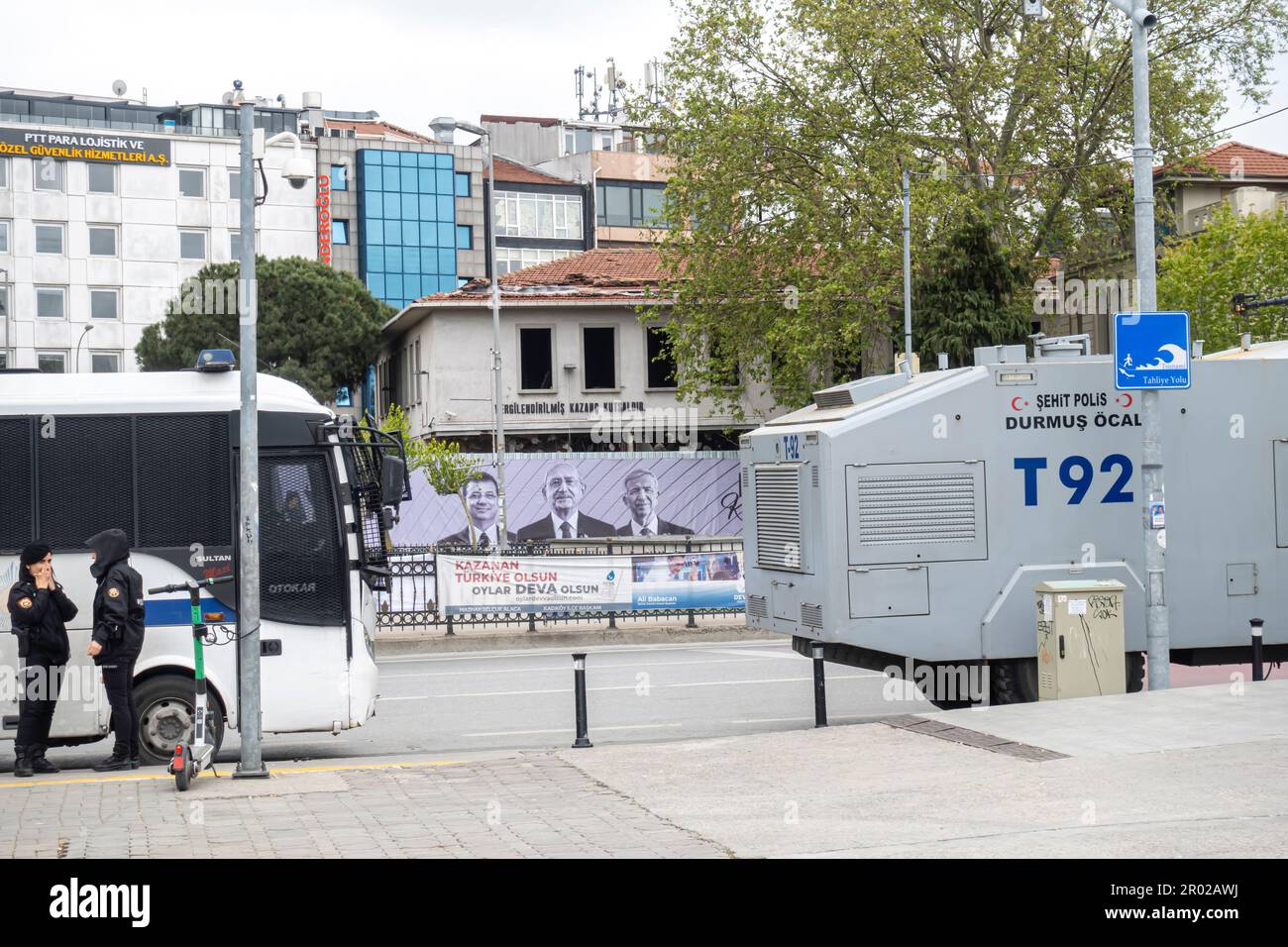 Türkische Polizeiwagen in Kadikoy istanbul auf der anderen Straßenseite mit dem Banner der Oppositionspartei. Truthahn Stockfoto