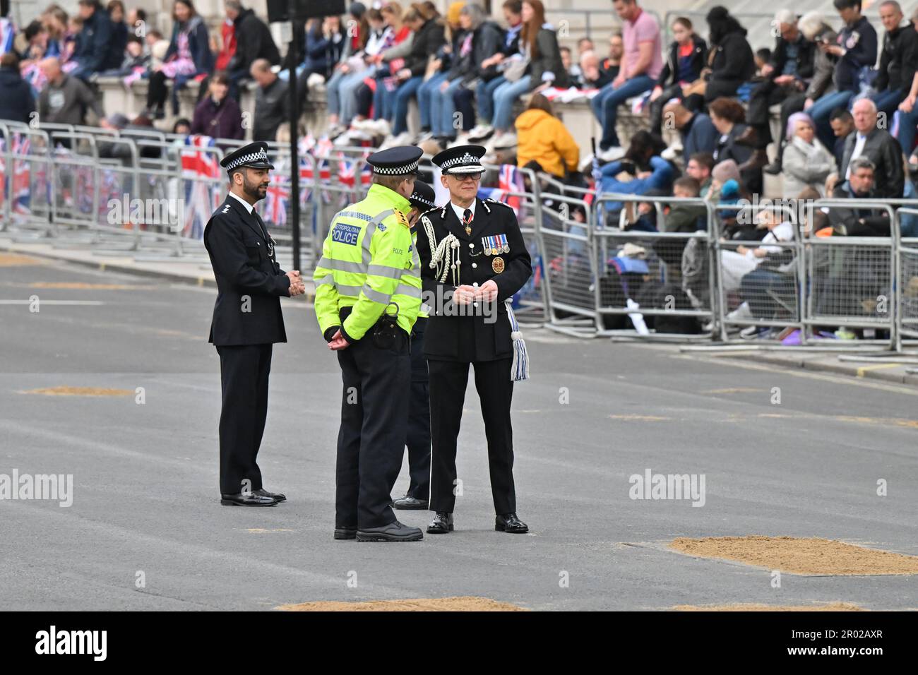 London, Großbritannien. 06. Mai 2023. Whitehall, London, Großbritannien, am 06 2023. Mai. Sir Mark Rowley, Polizeichef von Metropolitan, spricht mit seinen Offizieren, die sich auf die Route in Whitehall vorbereiten, bevor am 06 2023. Mai die Krönung von König Karl III. In Whitehall, London, beginnt. Kredit: Francis Knight/Alamy Live News Stockfoto