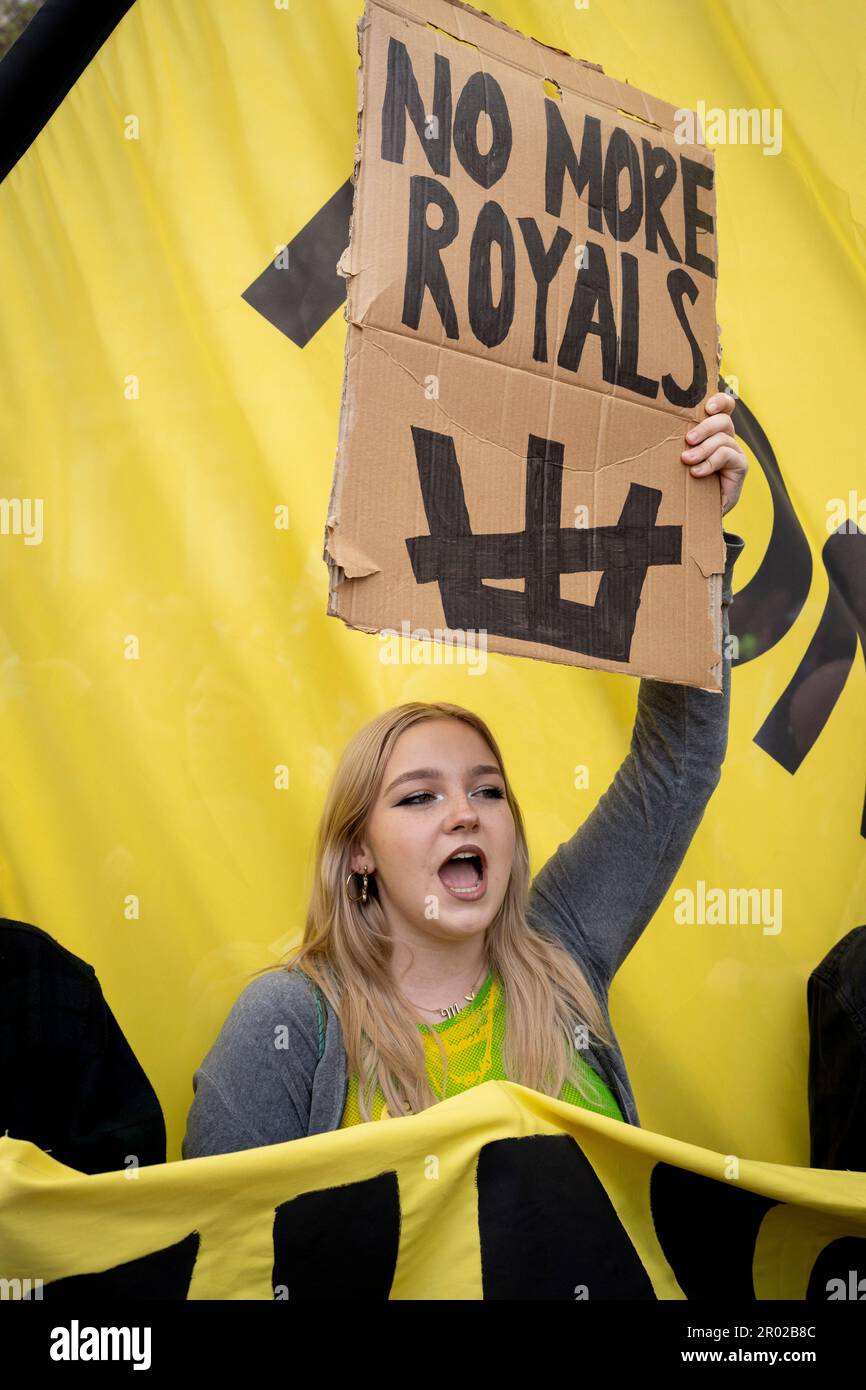 Mitglieder der antikonarchistischen Gruppe „Republic“ protestieren am Trafalgar Square am Krönungstag von König Karl III. Am 6. Mai 2023 in London, England. Laut Met-Polizei wurden sie wegen des Verdachts festgehalten, den Frieden gebrochen zu haben, wegen Verschwörung, um öffentliche Belästigungen zu verursachen, und wegen des Besitzes von Gegenständen, die kriminellen Schaden anrichten. Stockfoto