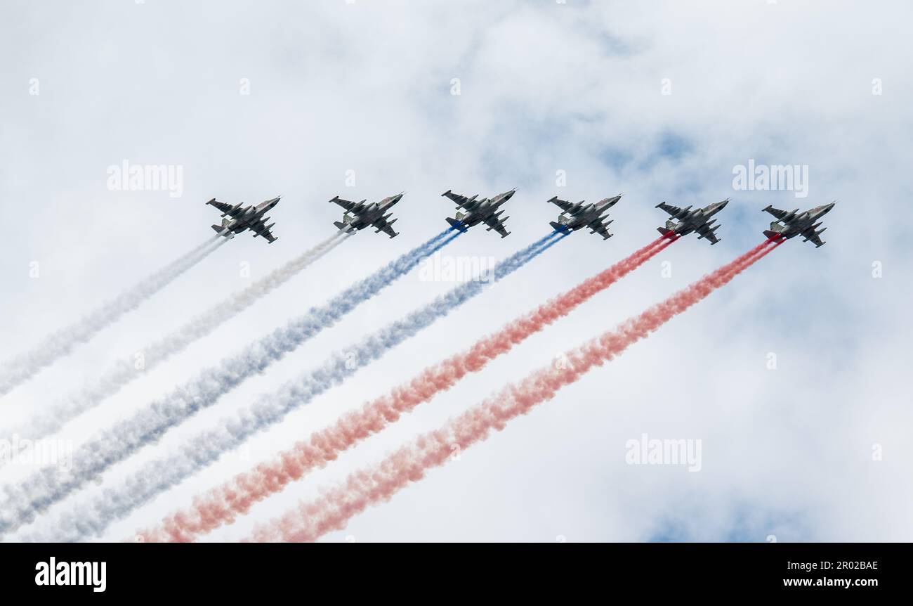 31. Juli 2022, St. Petersburg, Russland. Sukhoi Su-25 greift Flugzeuge an, die bei der Main Naval Parade in Rauch in den Farben der russischen Flagge abgegeben haben Stockfoto