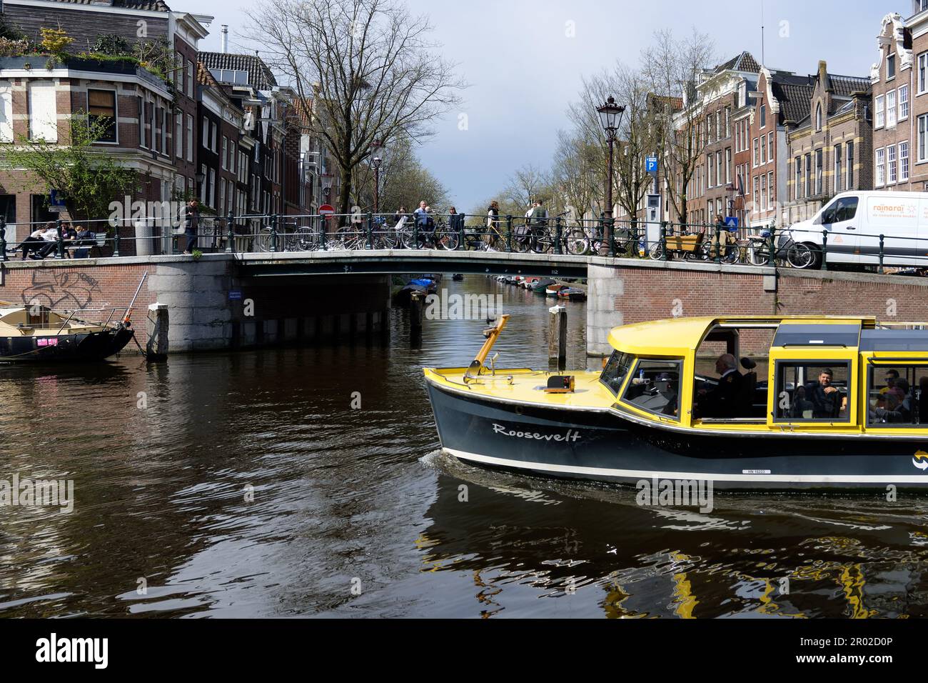 Tourboot mit Besichtigungstouren entlang eines Amsterdamer Kanals, Holland Stockfoto