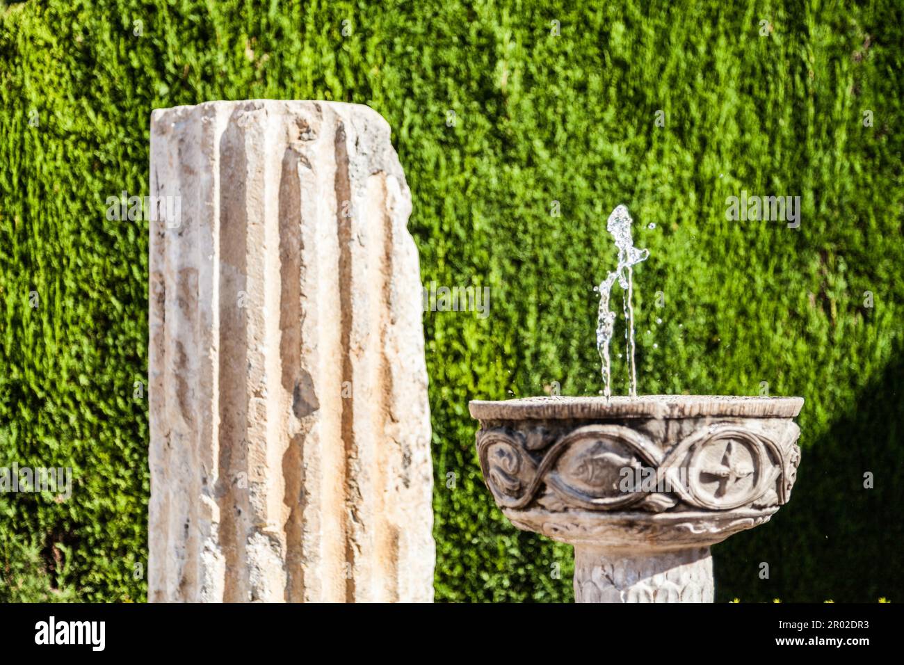 Römische Ruinen als Gartenmöbel in Italien Stockfoto