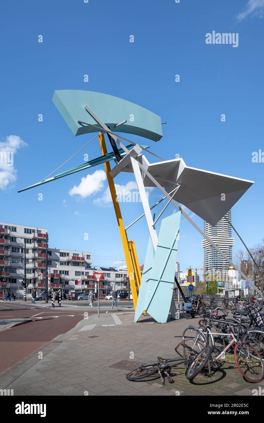 Rotterdam, Niederlande - die lange, dünne, gelbe Beinskulptur der Architektur Bu Coop Himmelb(l)au Stockfoto
