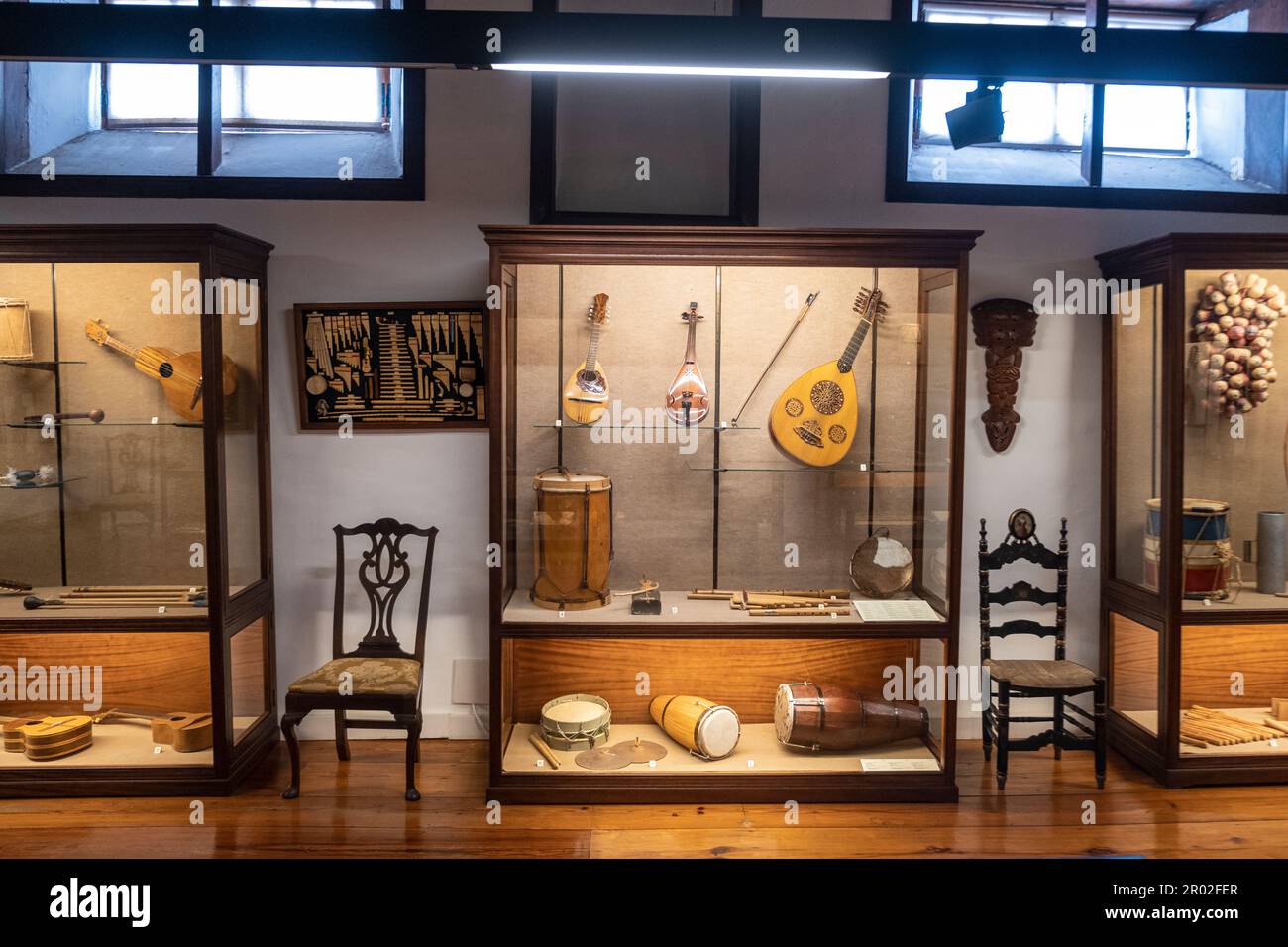 Im Museo de Artesanía Iberoamericana de Teneriffa, La Orotava, Kanarische Inseln, Spanien, werden lateinamerikanische Saiteninstrumente und Schlagzeug ausgestellt Stockfoto