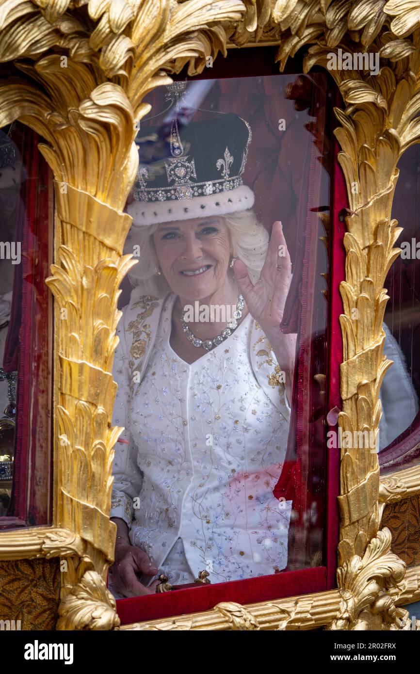 London, Großbritannien. 06. Mai 2023. Queen Camilla fährt nach der Zeremonie von Westminster Abbey zurück zum Buckingham Palace im Gold State Coach. Kredit: Sina Schuldt/dpa/Alamy Live News Stockfoto