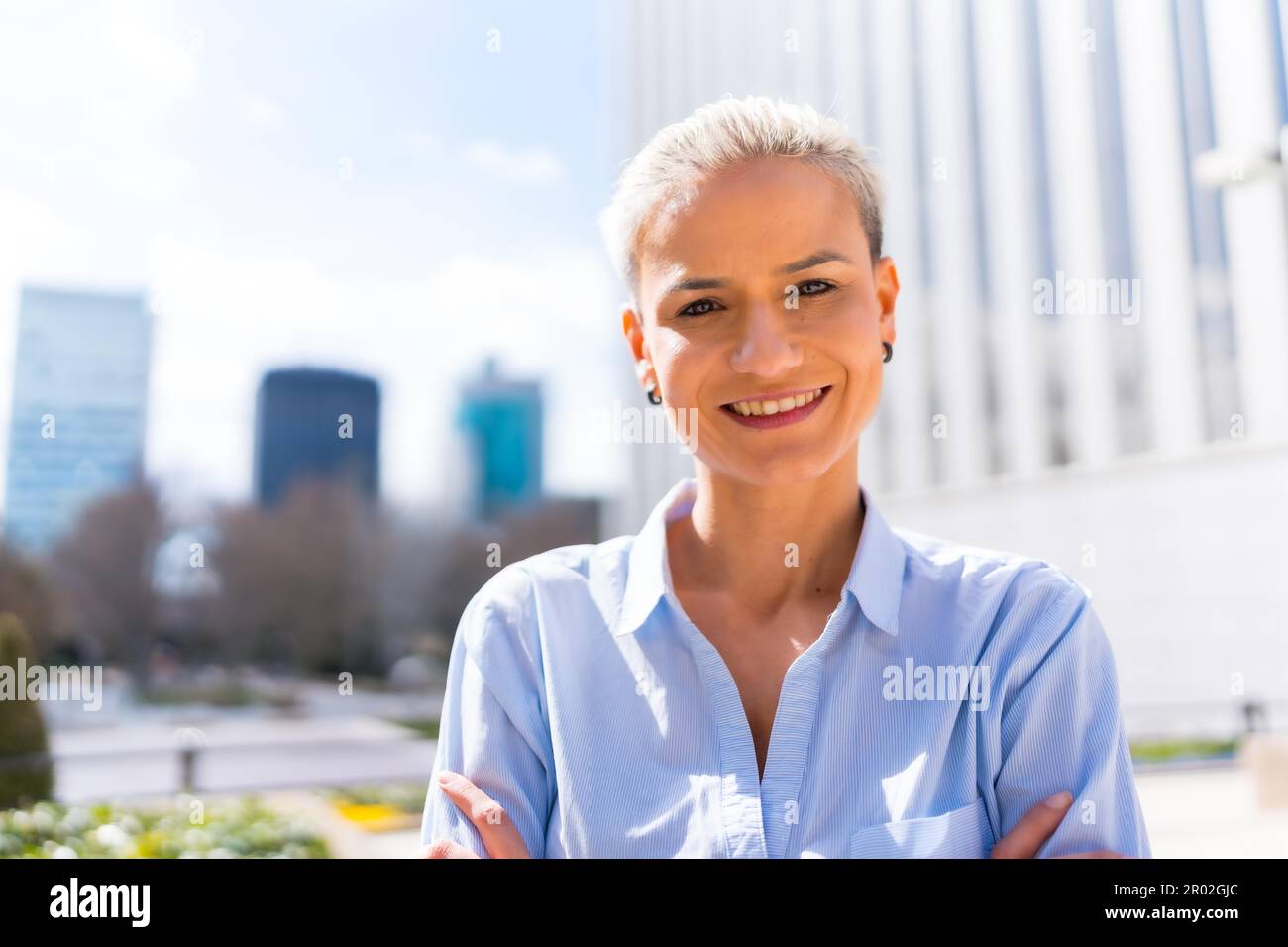 Porträt einer befähigten Unternehmerin im Geschäftsbereich, die vor die Kamera schaut und lächelt Stockfoto