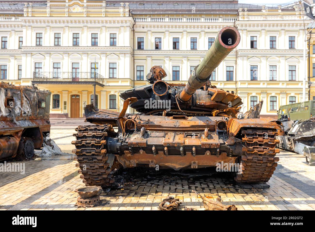 Rostiger russischer Panzer, ausgestellt mit russischer Militärausrüstung, die während der Kämpfe während der russischen Invasion in der Ukraine zerstört wurde. Stockfoto