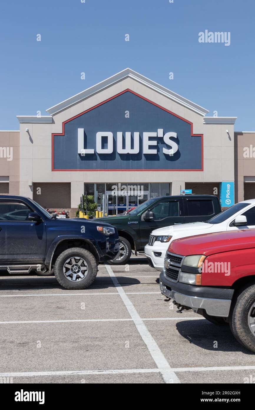 Warschau - circa Mai 2023: Lowe's Home Improvement Warehouse. Lowe's ...