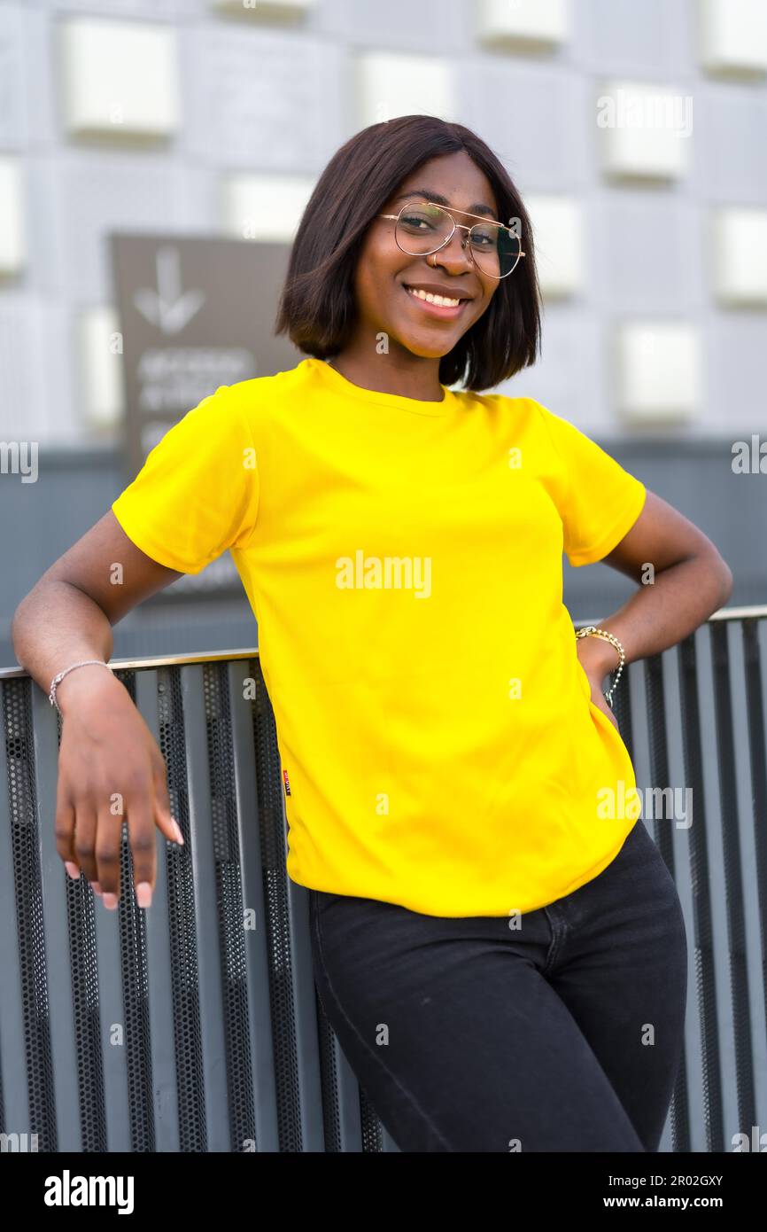 Ein wunderschönes Black Model besticht durch ein lebendiges T-Shirt mit Selbstvertrauen und Flair Stockfoto