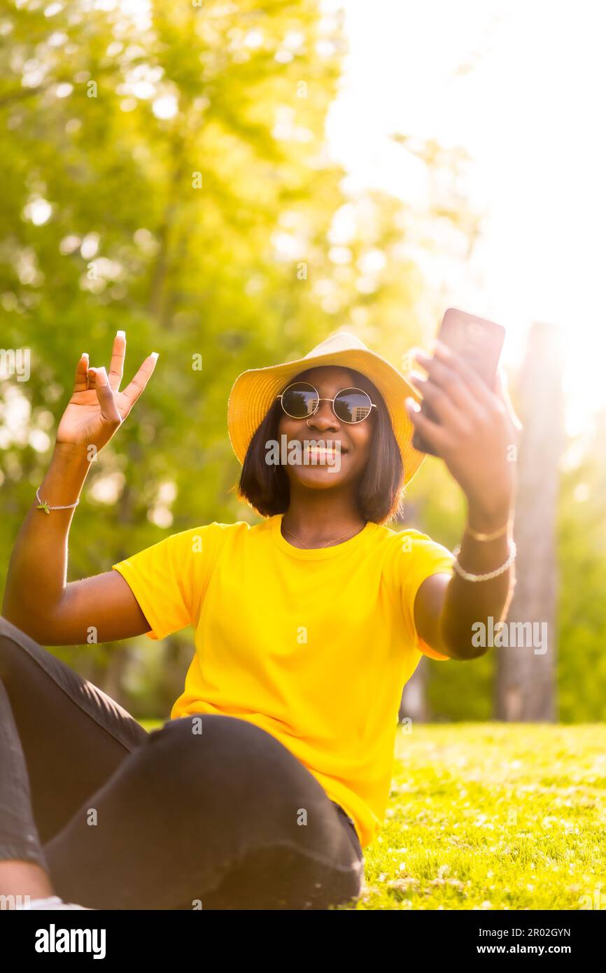 Abenteuer erwarten Sie: Die junge schwarze Touristin schnappt sich einen Selfie in den Wäldern Stockfoto